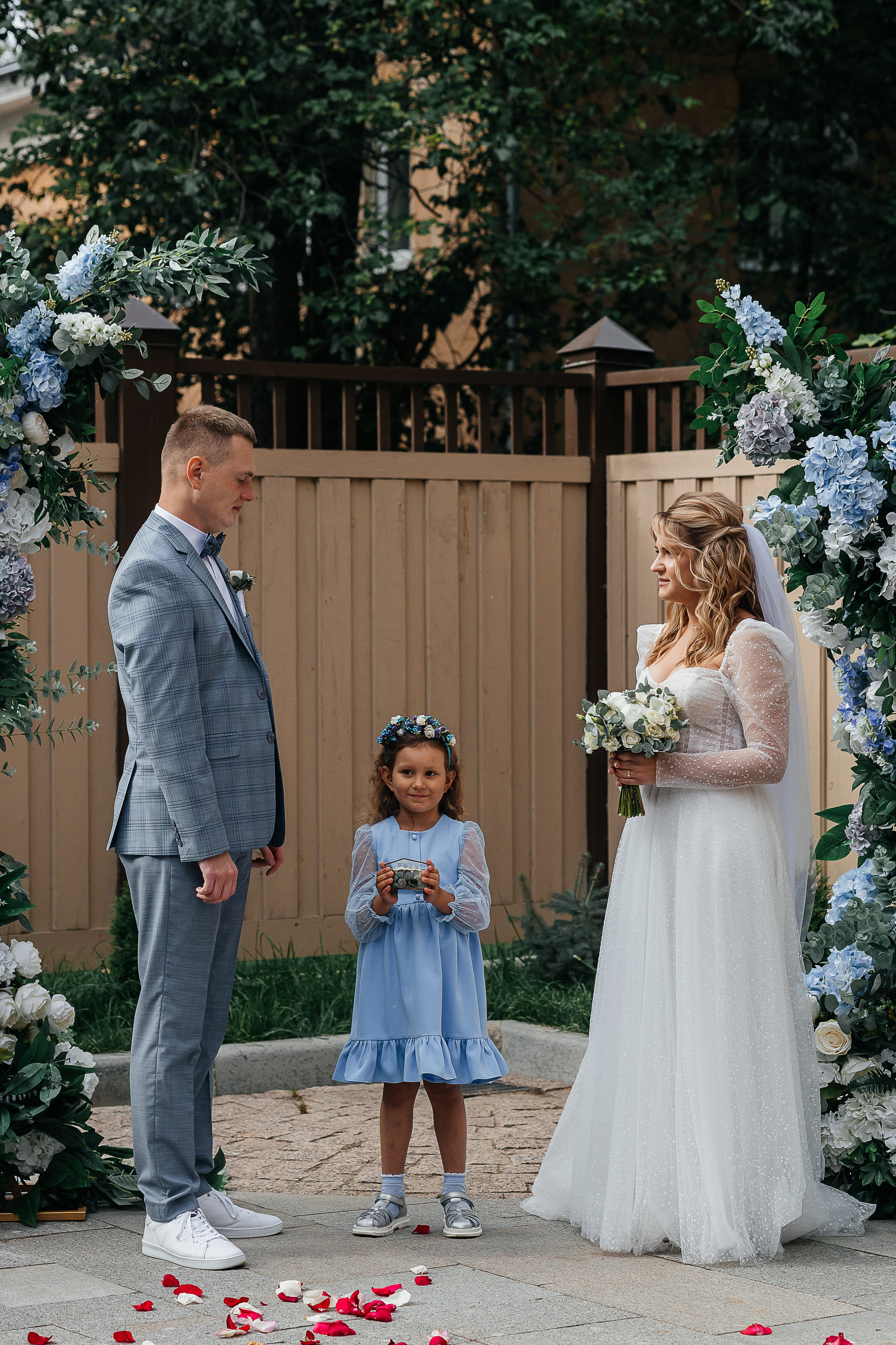 Трогательная выездная церемония в уютном дворике отеля. Олег Сверчков | Свадебный фотограф Вологда