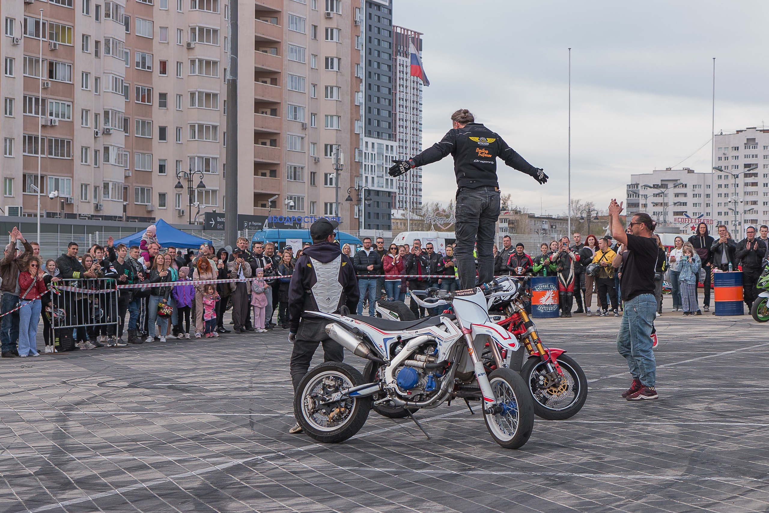 Мотосезон. Выступление мотоциклистов. Мотофристайл