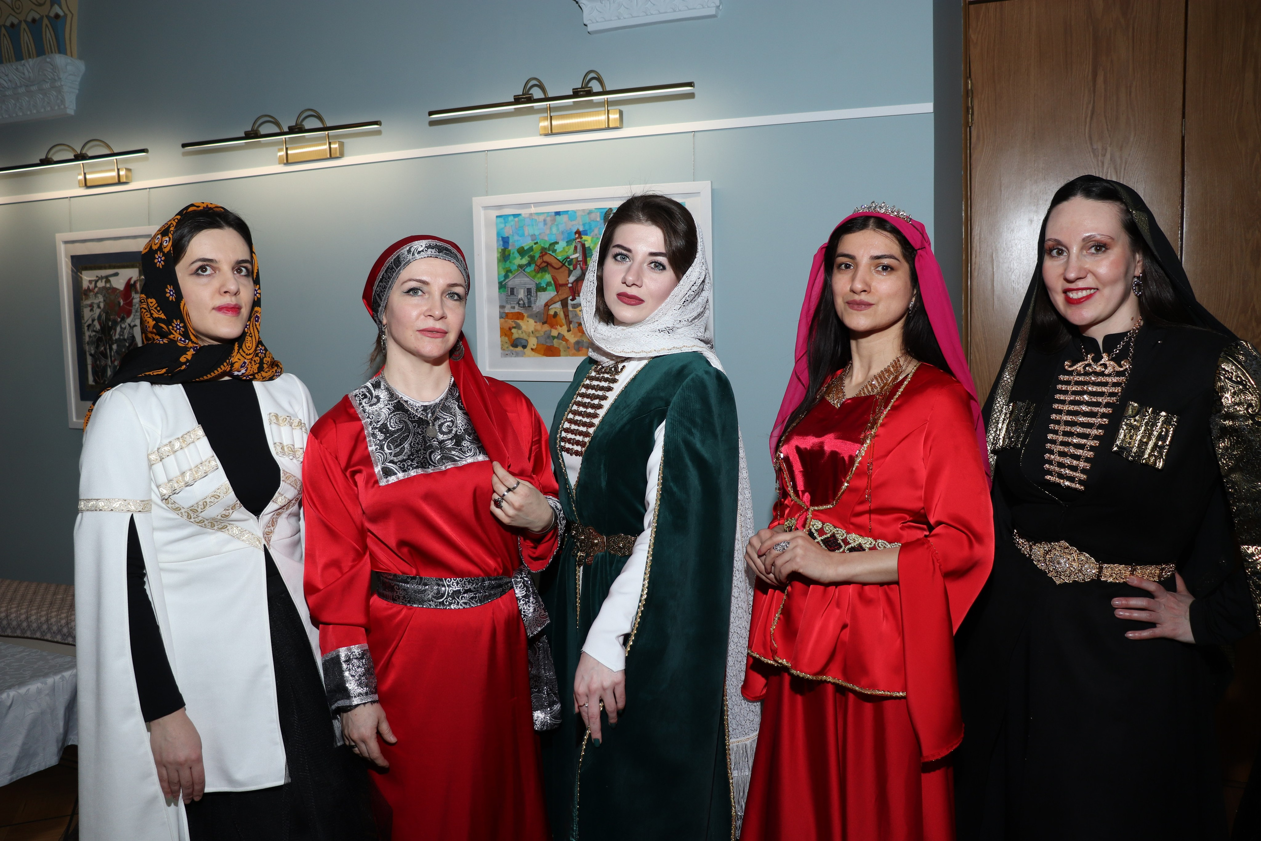 Показ-дефиле «КУЛЬТУРНЫЙ КОД В ОБРАЗЕ» от РОО «Сибирское землячество в Санкт-Петербурге» (6 марта 2025). Ивентный фотограф в Санкт-Петербурге Олег Комков