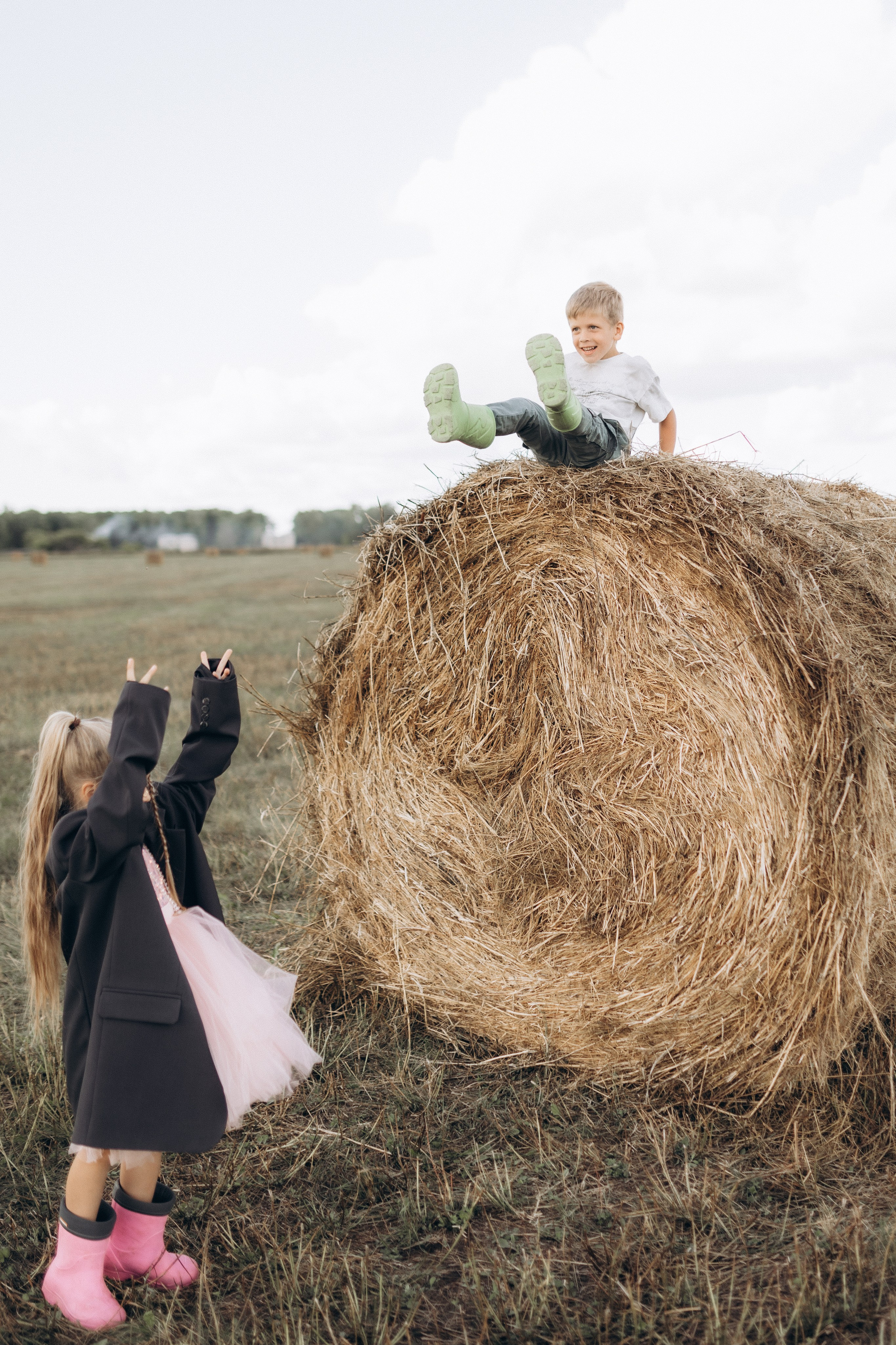 Вика и Миша на сене. Семейный фотограф lifestyle в Новосибирске Елена Шпилевая