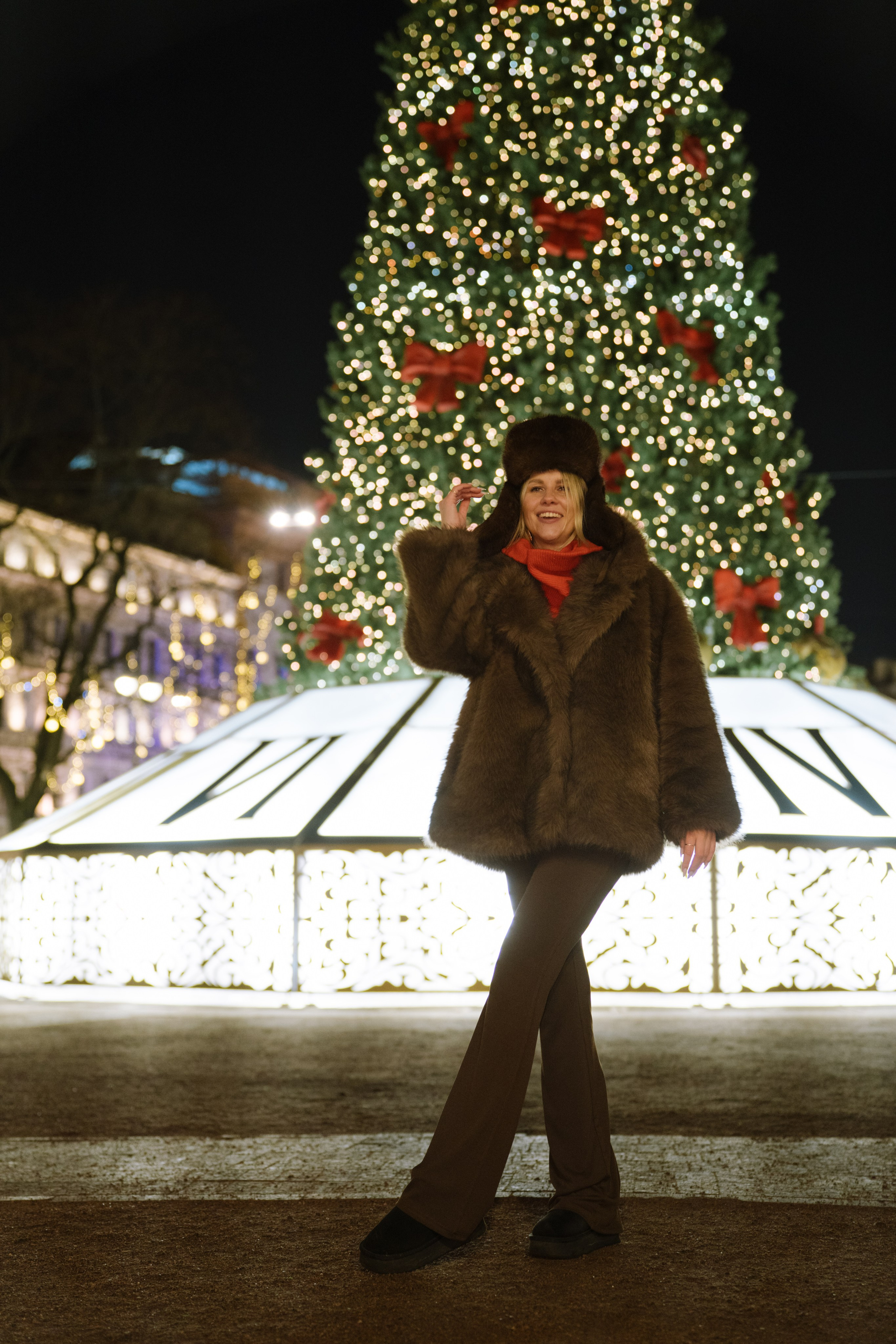 ПРОГУЛКА НА МАНЕЖНОЙ ПЛОЩАДИ ДЛЯ ДЕВУШКИ ПЕРЕД НОВЫМ ГОДОМ (НОВОГОДНЯЯ ФОТОСЕССИИЯ НА МАНЕЖНОЙ ПЛОЩАДИ). Профессиональный фотограф, Санкт-Петербург — Виктория Богомолова
