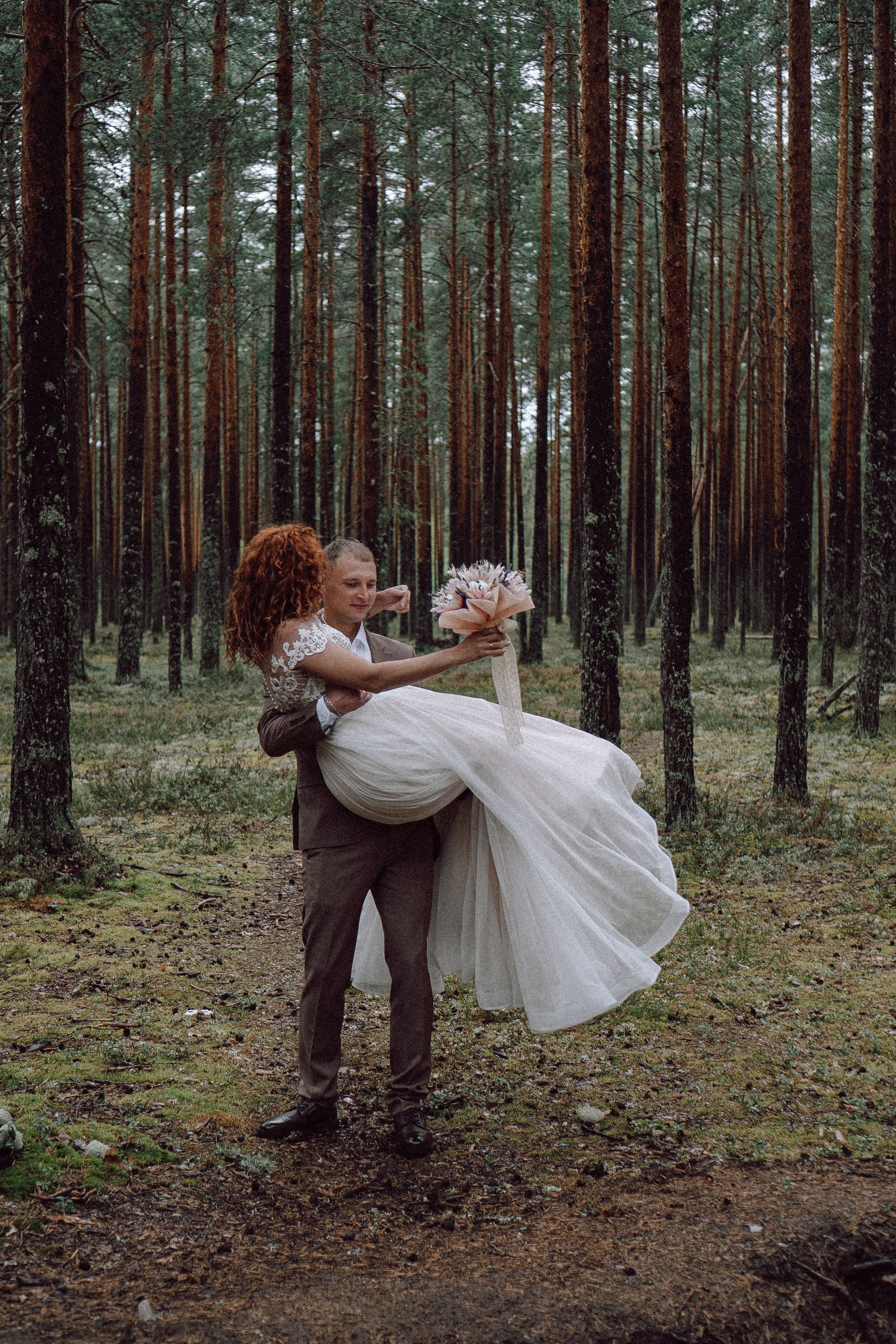 СВАДЕБНАЯ ФОТОСЕССИИЯ ПАРЫ В ГОРОДЕ ПРИОЗЕРСК В СОСНОВОМ ЛЕСУ И С ПИКАПОМ. Профессиональный фотограф, Санкт-Петербург — Виктория Богомолова