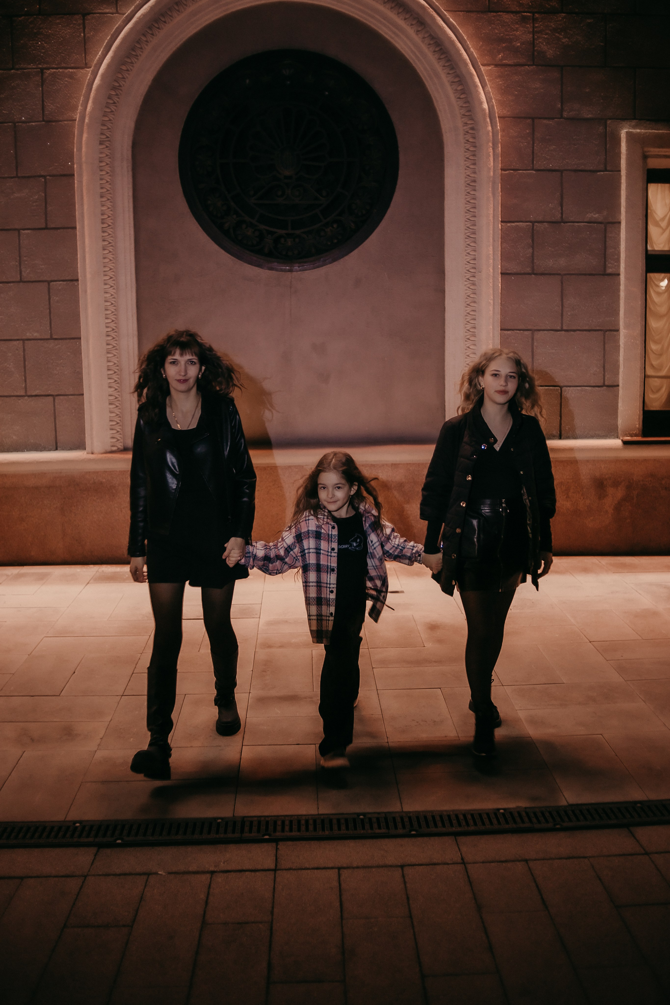 Ирина, Яна, Лера. Вечерняя прогулка. Фотограф Регина Крикунова г. Красноярск