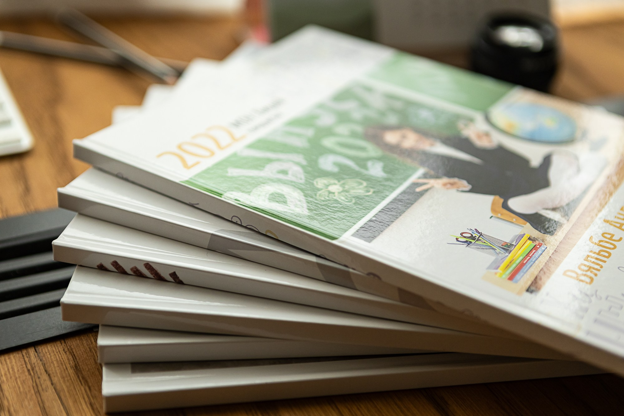 Стопка выпускных альбомов