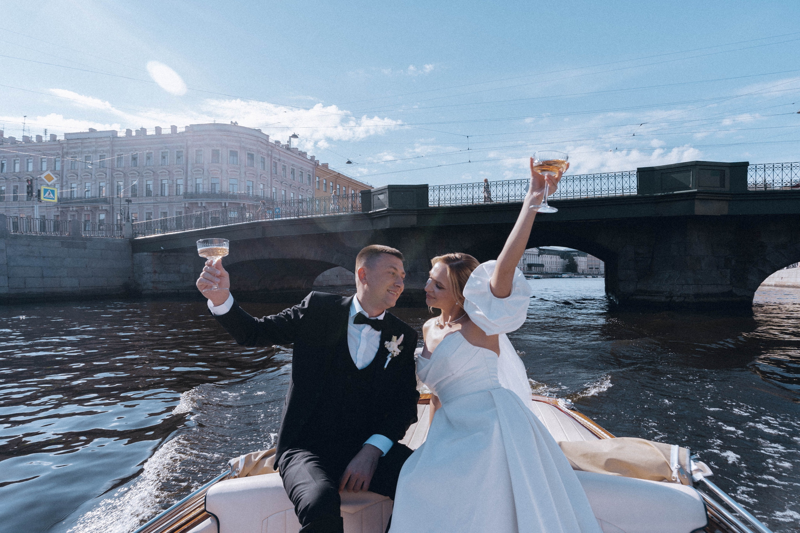 СВАДЕНБНАЯ СЬЕМКА НА КАТЕРЕ ПО КАНАЛАМ САНКТ-ПЕТЕРБУРГА И В АКВАТОРИИ НЕВЫ. Профессиональный фотограф, Санкт-Петербург — Виктория Богомолова