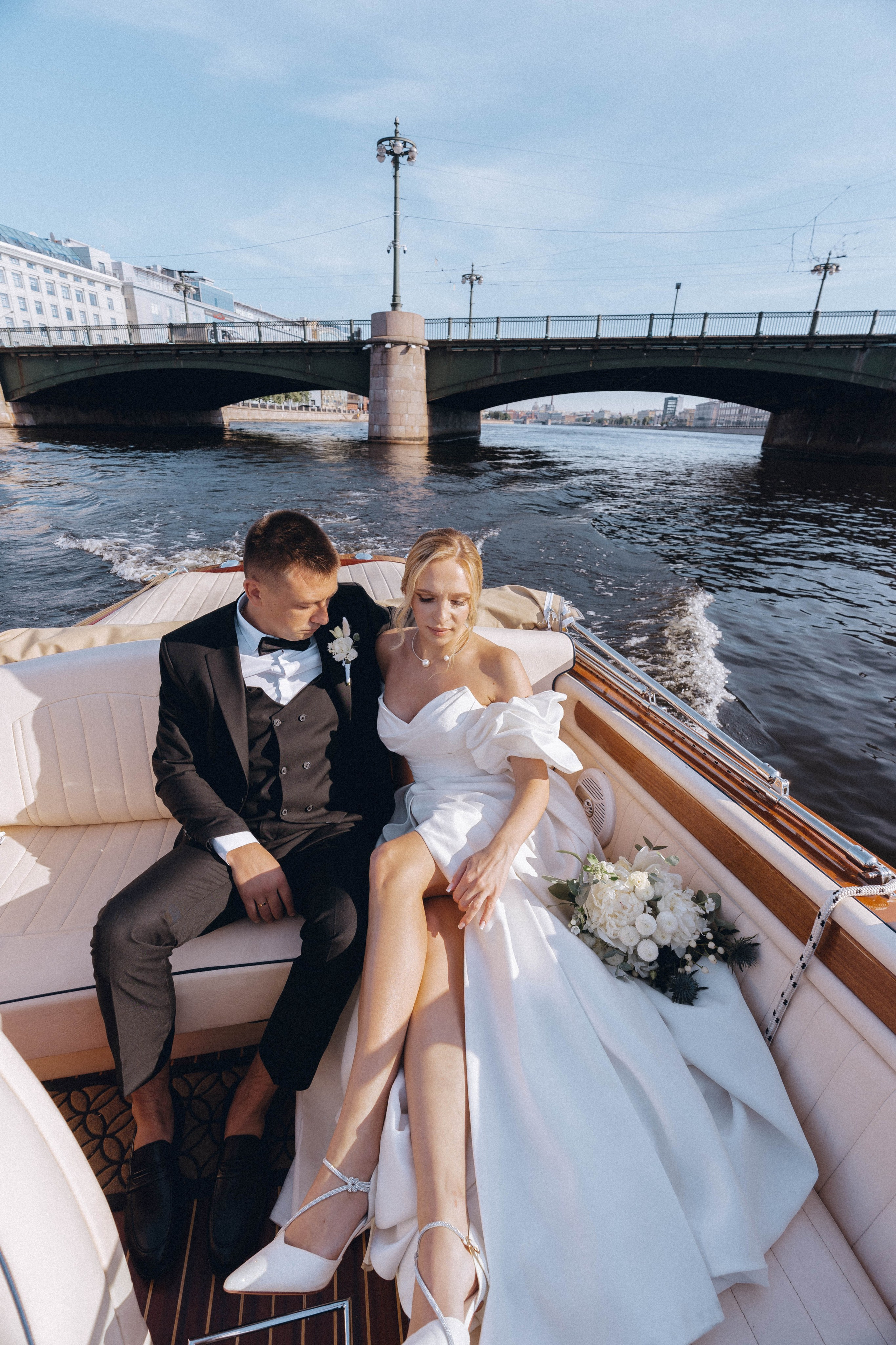 СВАДЕНБНАЯ СЬЕМКА НА КАТЕРЕ ПО КАНАЛАМ САНКТ-ПЕТЕРБУРГА И В АКВАТОРИИ НЕВЫ. Профессиональный фотограф, Санкт-Петербург — Виктория Богомолова