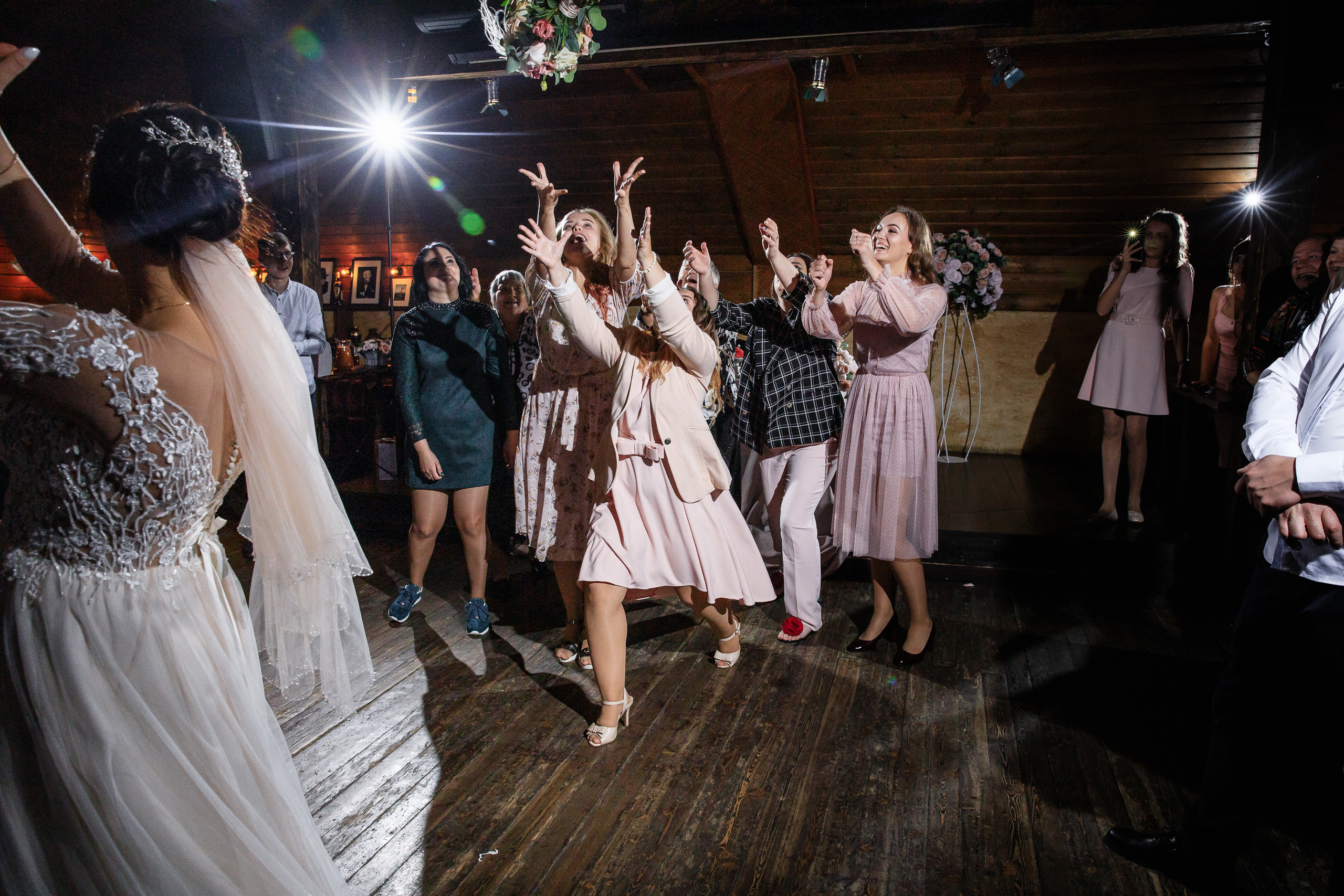 Свадебная фотосессия возле Успенского собора и в парке. Фотограф Владимир Лукашев