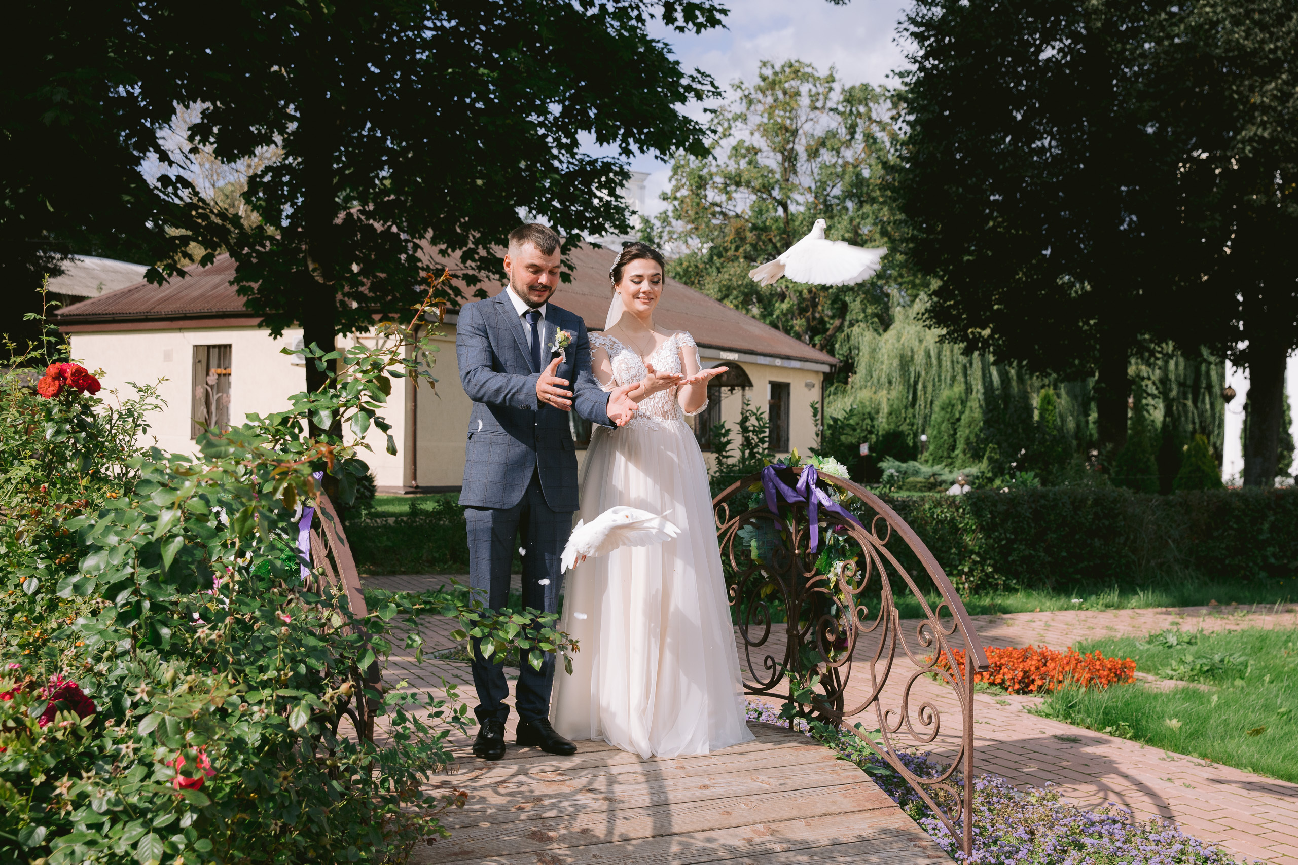 Свадебная фотосессия возле Успенского собора и в парке. Фотограф Владимир Лукашев