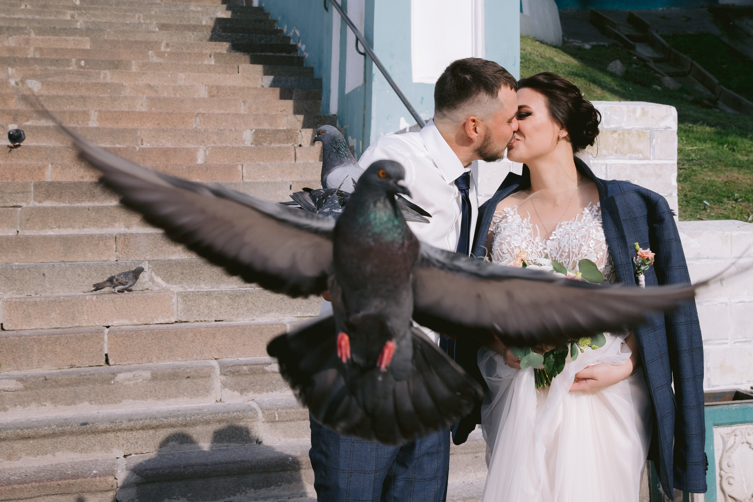 Свадебная фотосессия возле Успенского собора и в парке. Фотограф Владимир Лукашев