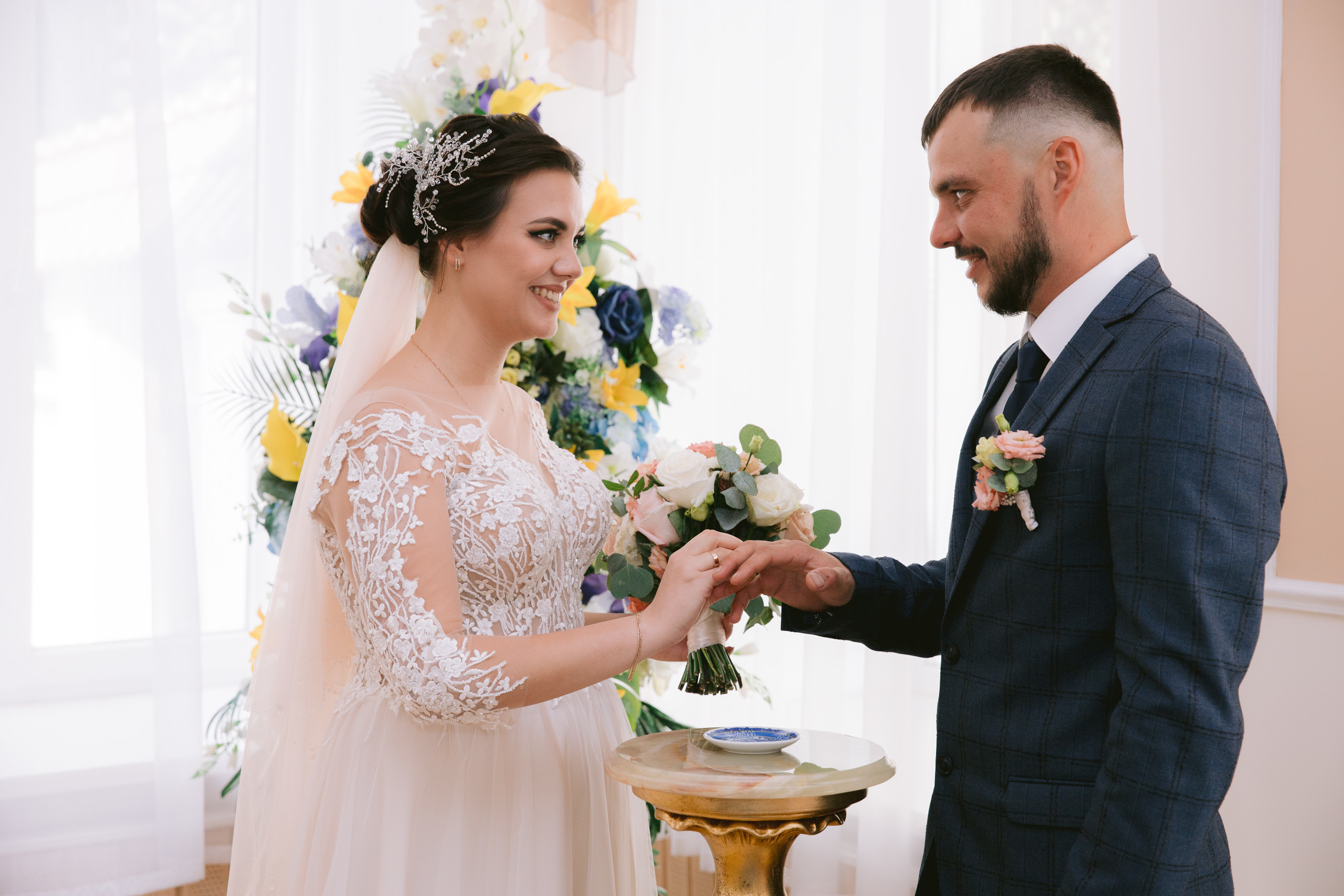 Свадебная фотосессия возле Успенского собора и в парке. Фотограф Владимир Лукашев