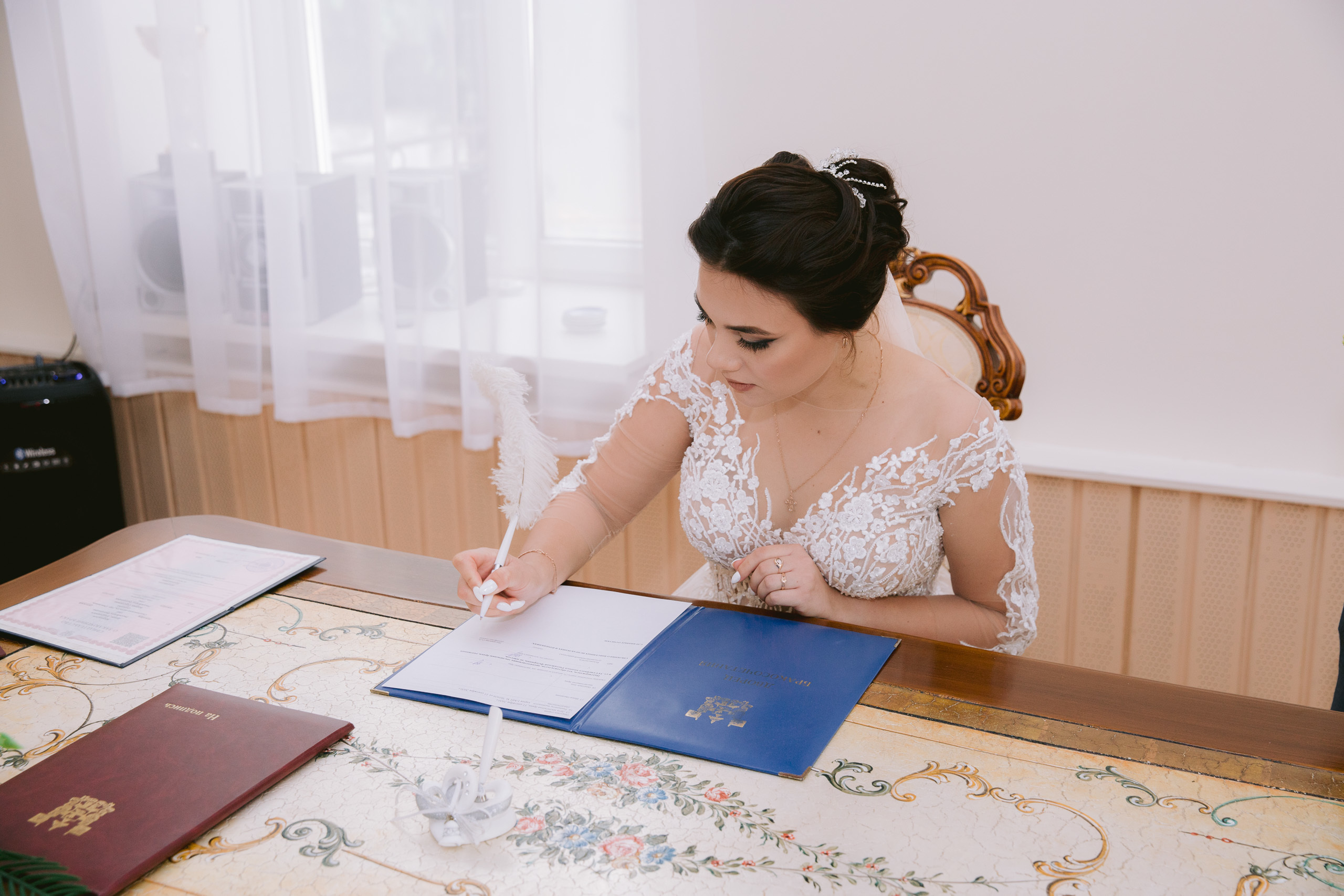 Свадебная фотосессия возле Успенского собора и в парке. Фотограф Владимир Лукашев