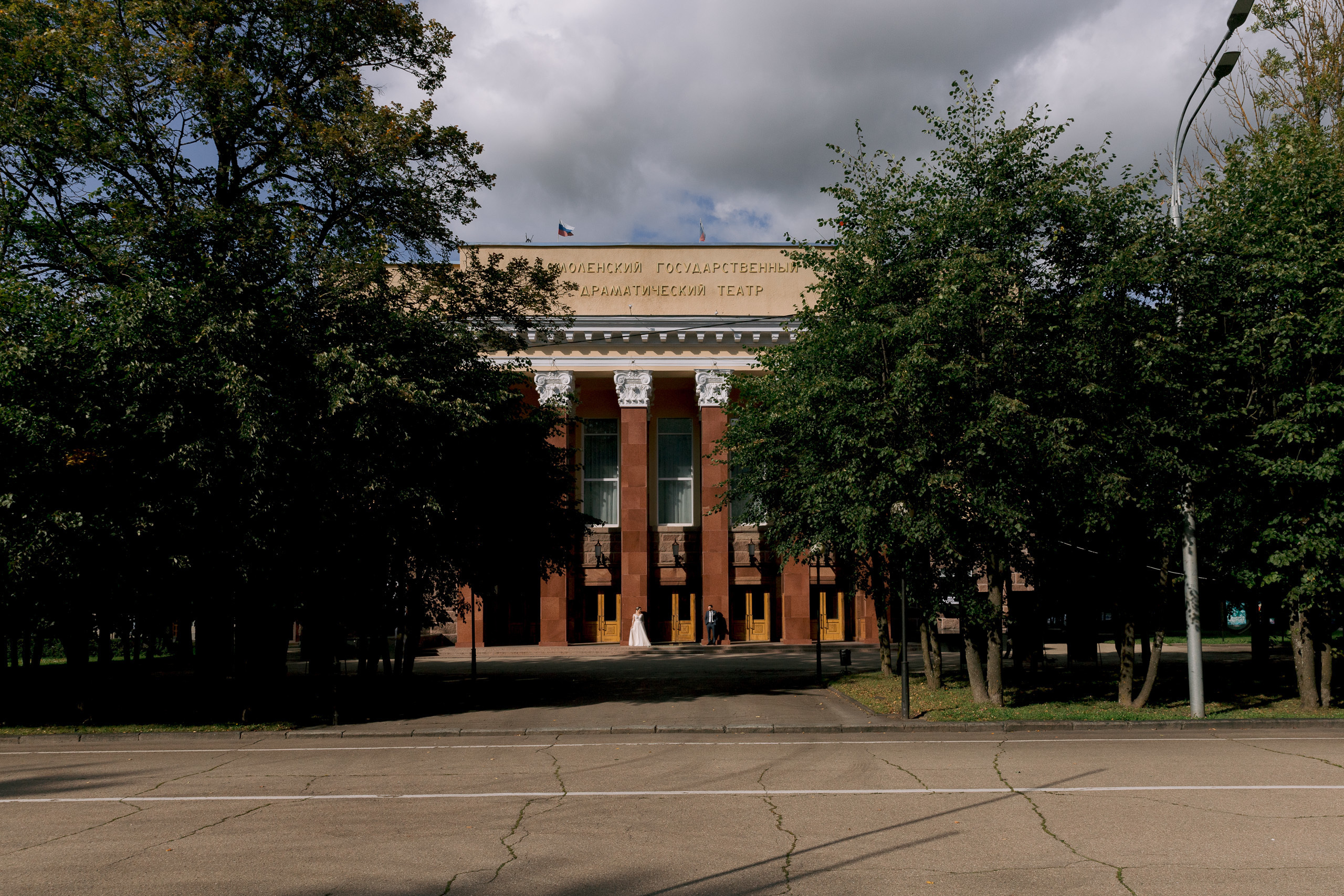 Свадебная фотосессия возле Успенского собора и в парке. Фотограф Владимир Лукашев