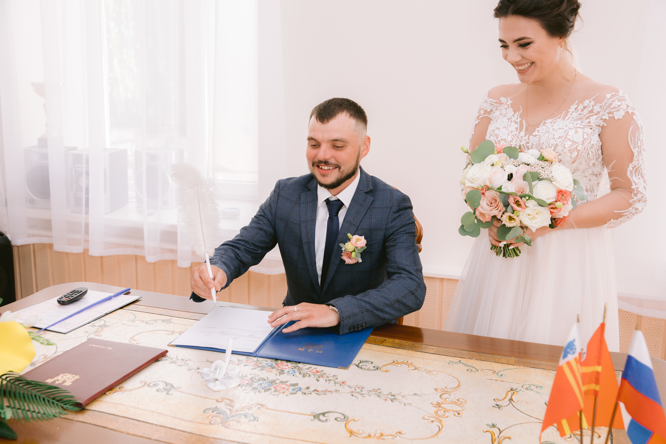 Свадебная фотосессия возле Успенского собора и в парке. Фотограф Владимир Лукашев