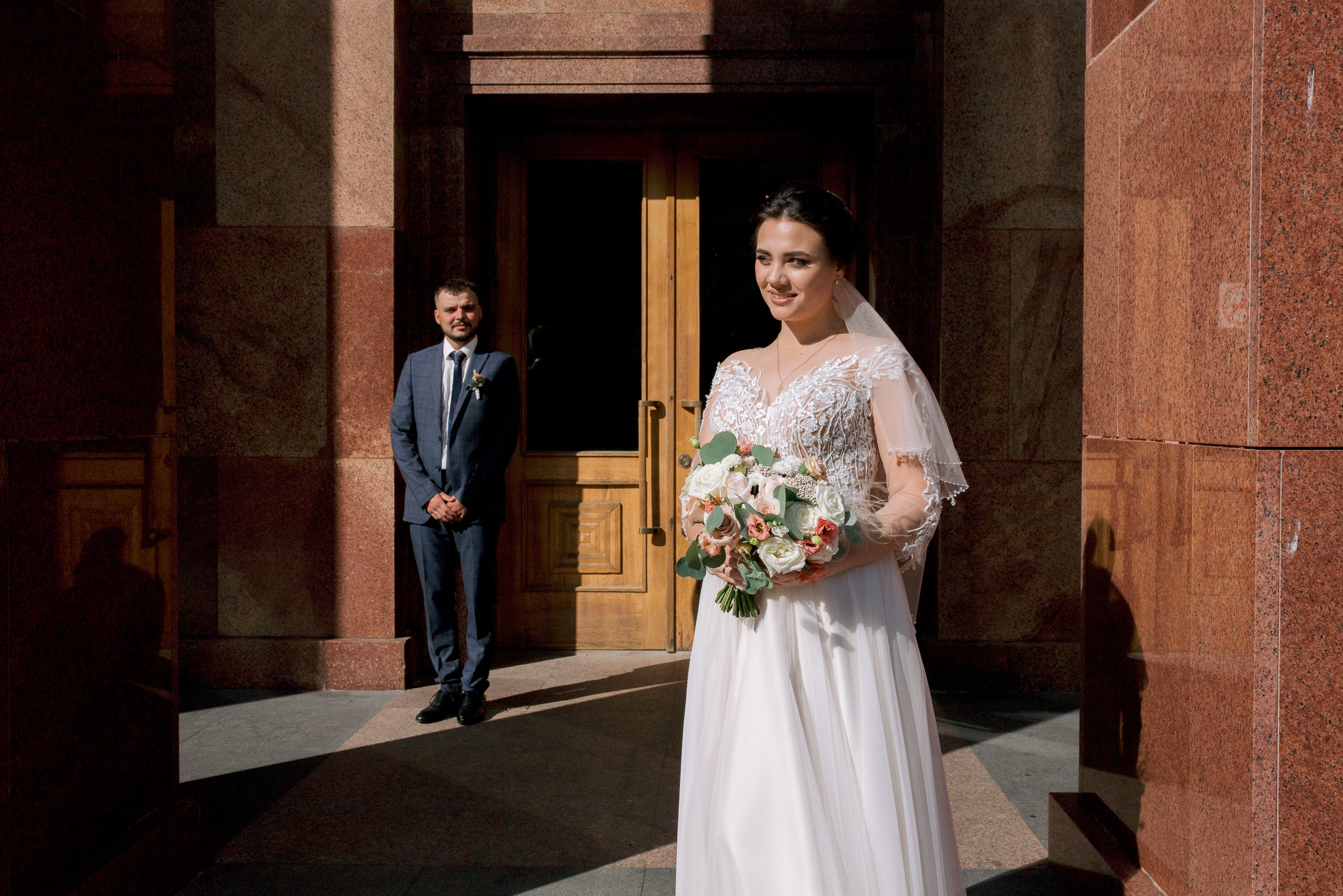 Свадебная фотосессия возле Успенского собора и в парке. Фотограф Владимир Лукашев
