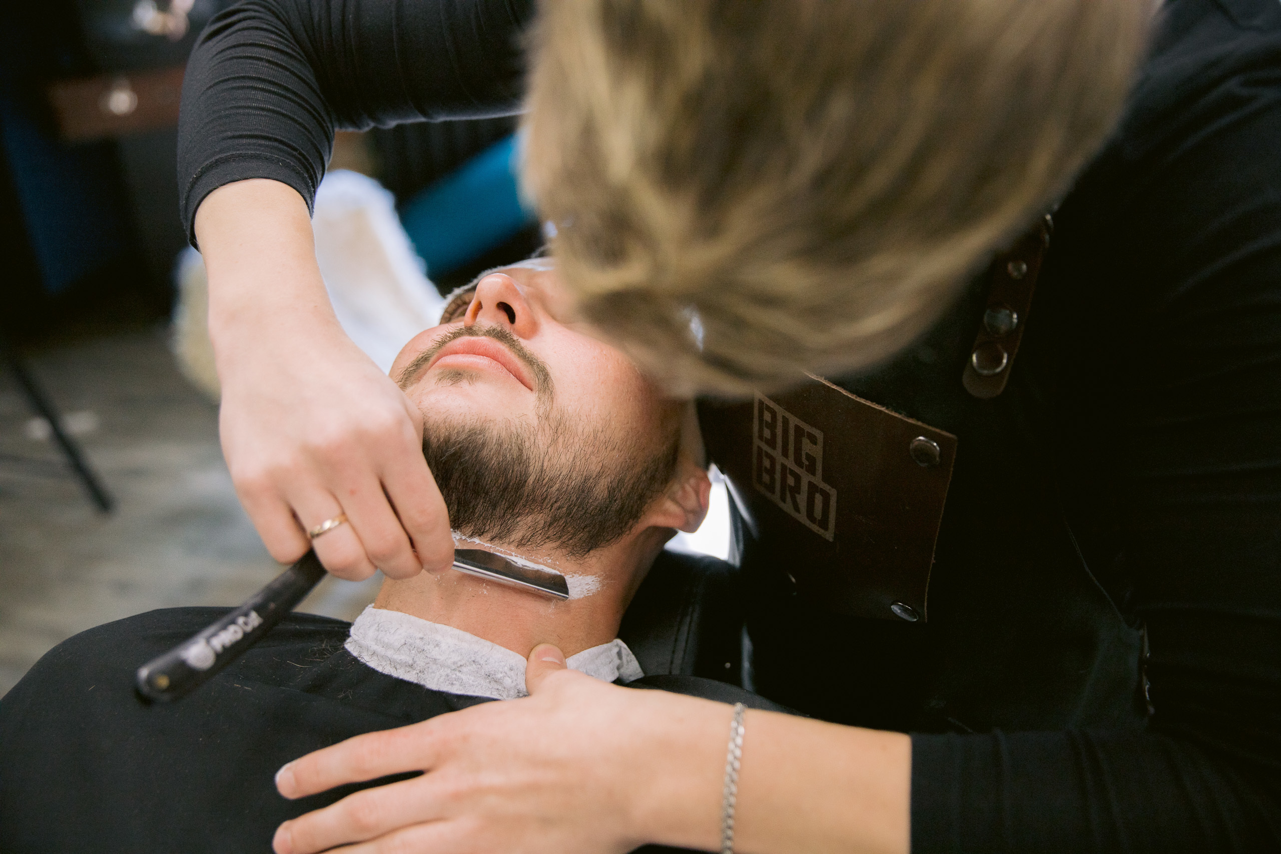 Свадебная фотосессия возле Успенского собора и в парке. Фотограф Владимир Лукашев