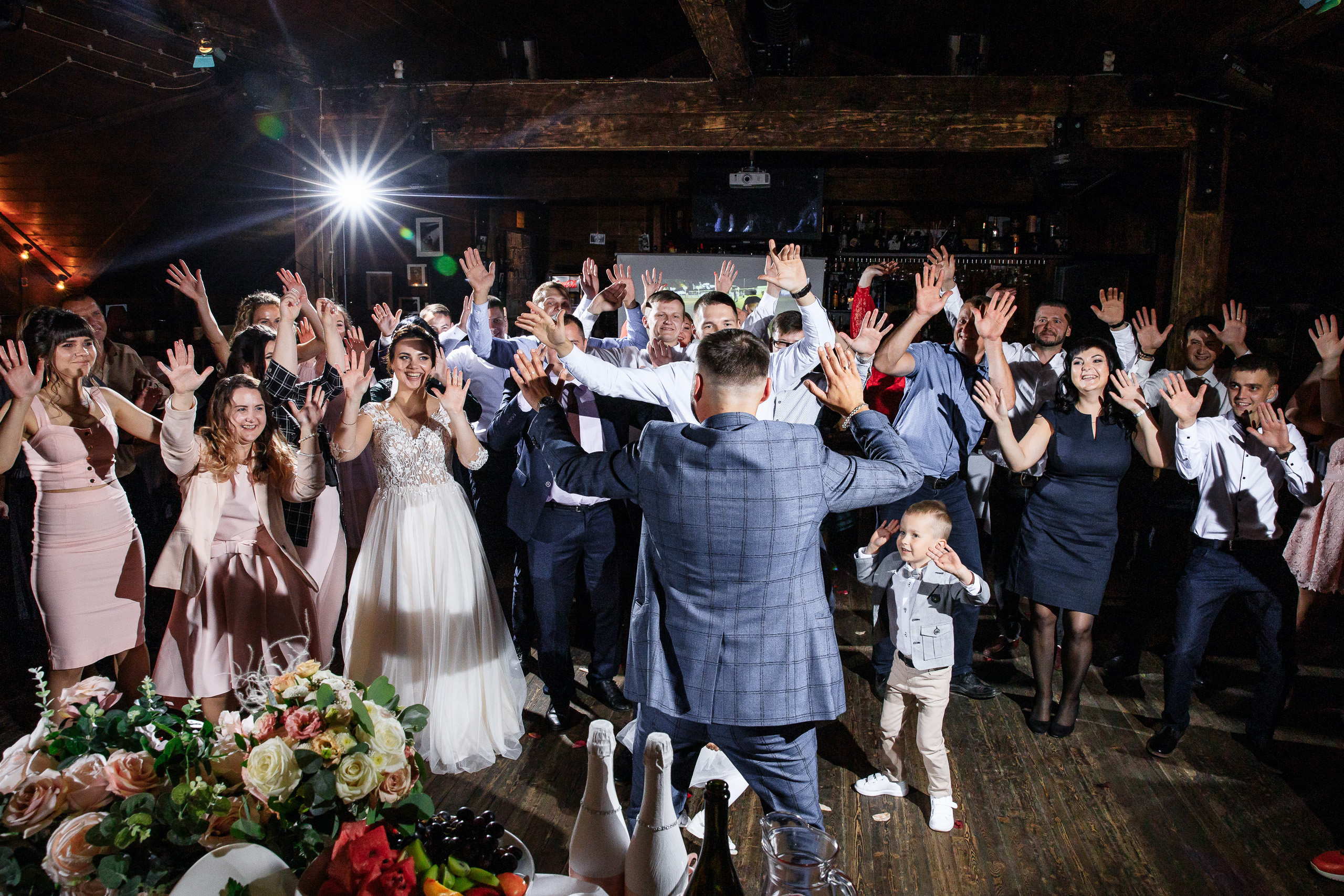 Свадебная фотосессия возле Успенского собора и в парке. Фотограф Владимир Лукашев