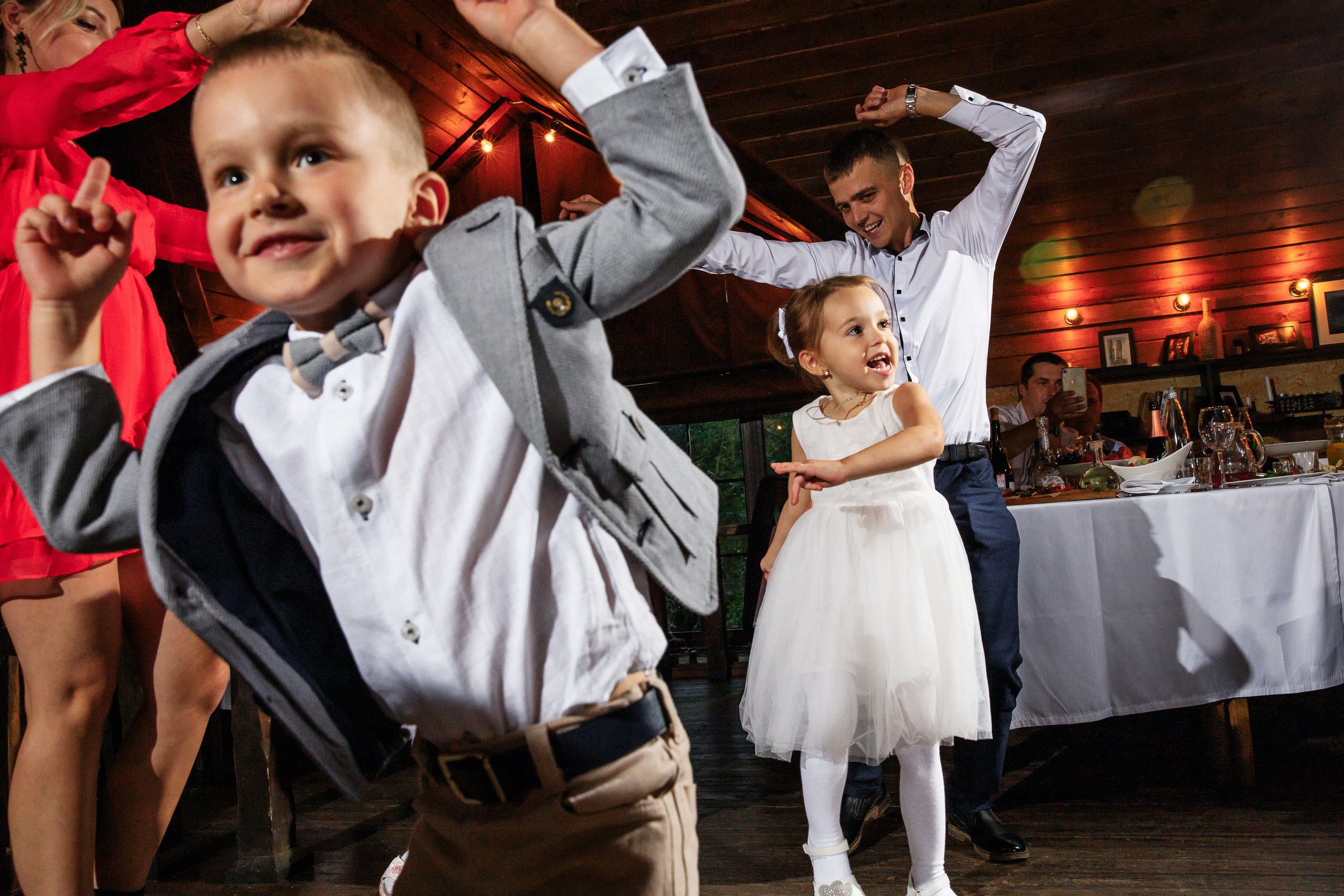 Свадебная фотосессия возле Успенского собора и в парке. Фотограф Владимир Лукашев