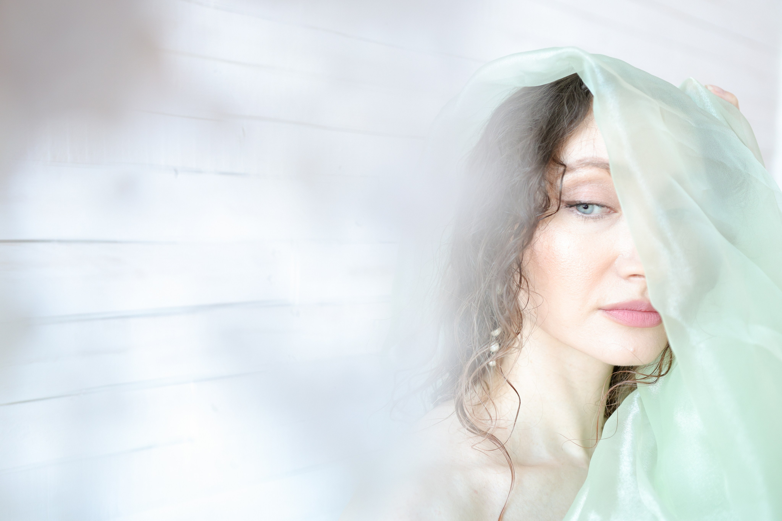 красивое размытое изображение взрослой женщины