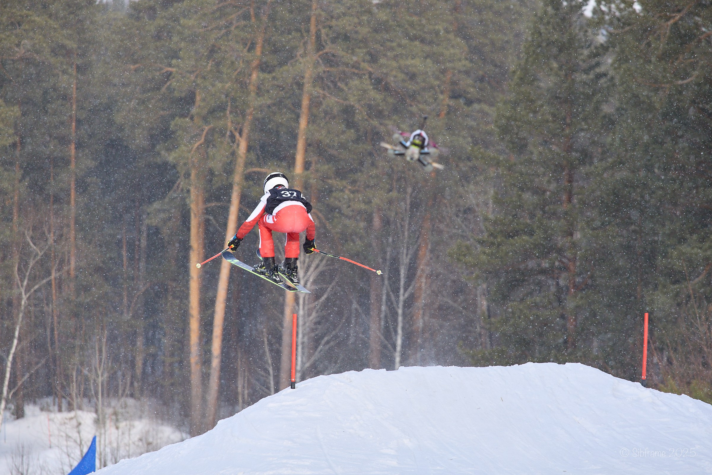 Дрон сопровождает лыжника во время полета. Томск