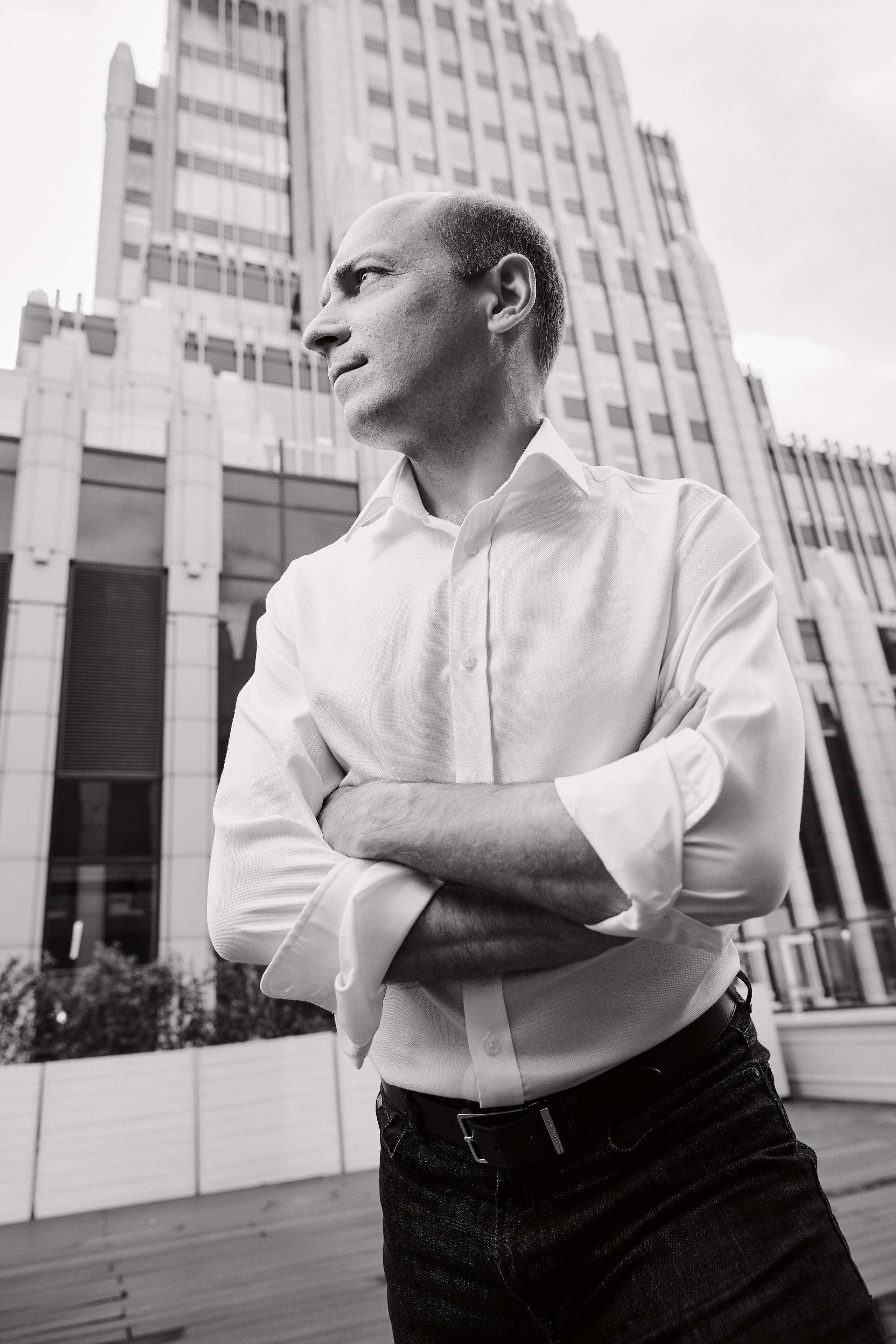 Бизнес-фото на фоне офиса Мегафон в Москве