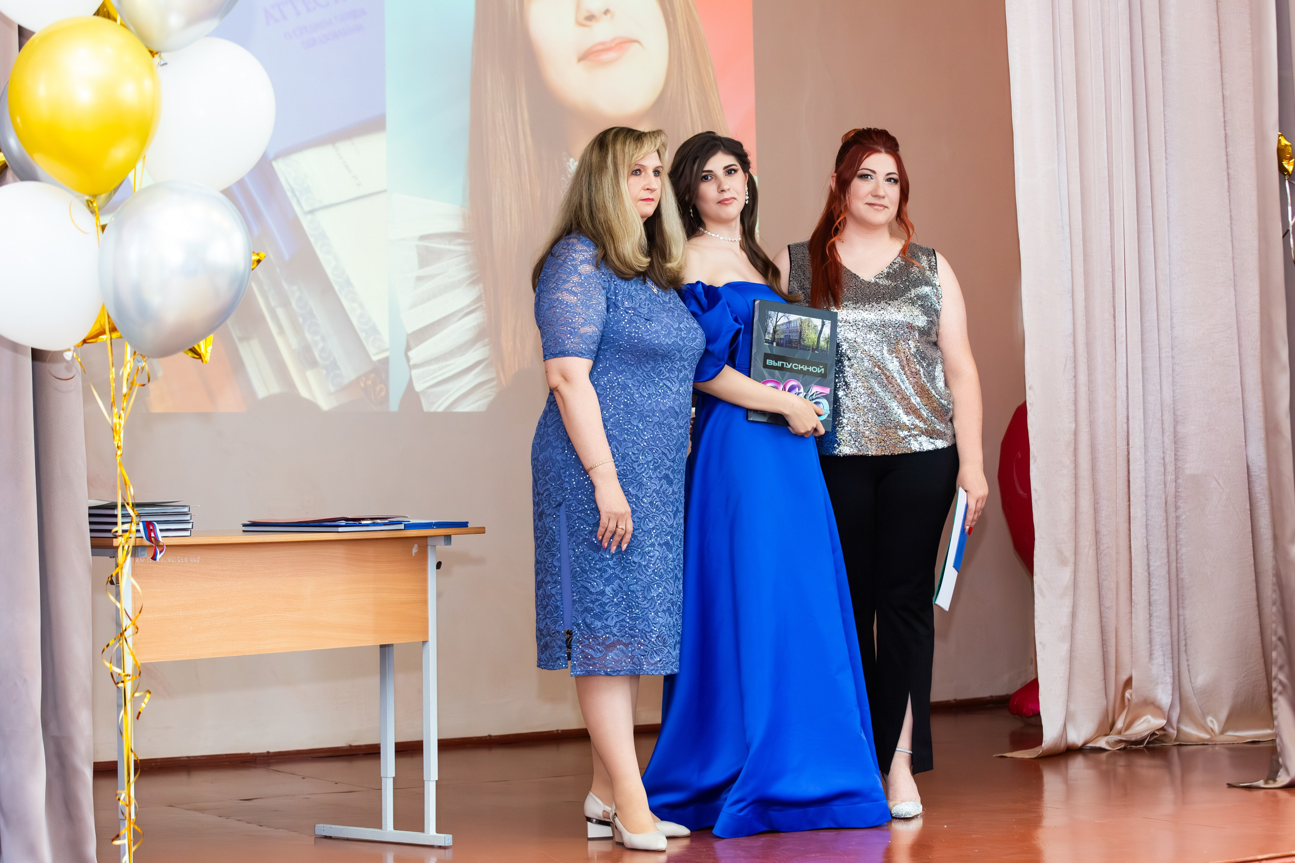 ВРУЧЕНИЕ ДИПЛОМОВ 2025 4 ШКОЛА Г.МЦЕНСК. Профессиональный фотограф в Мценске и Орловской области