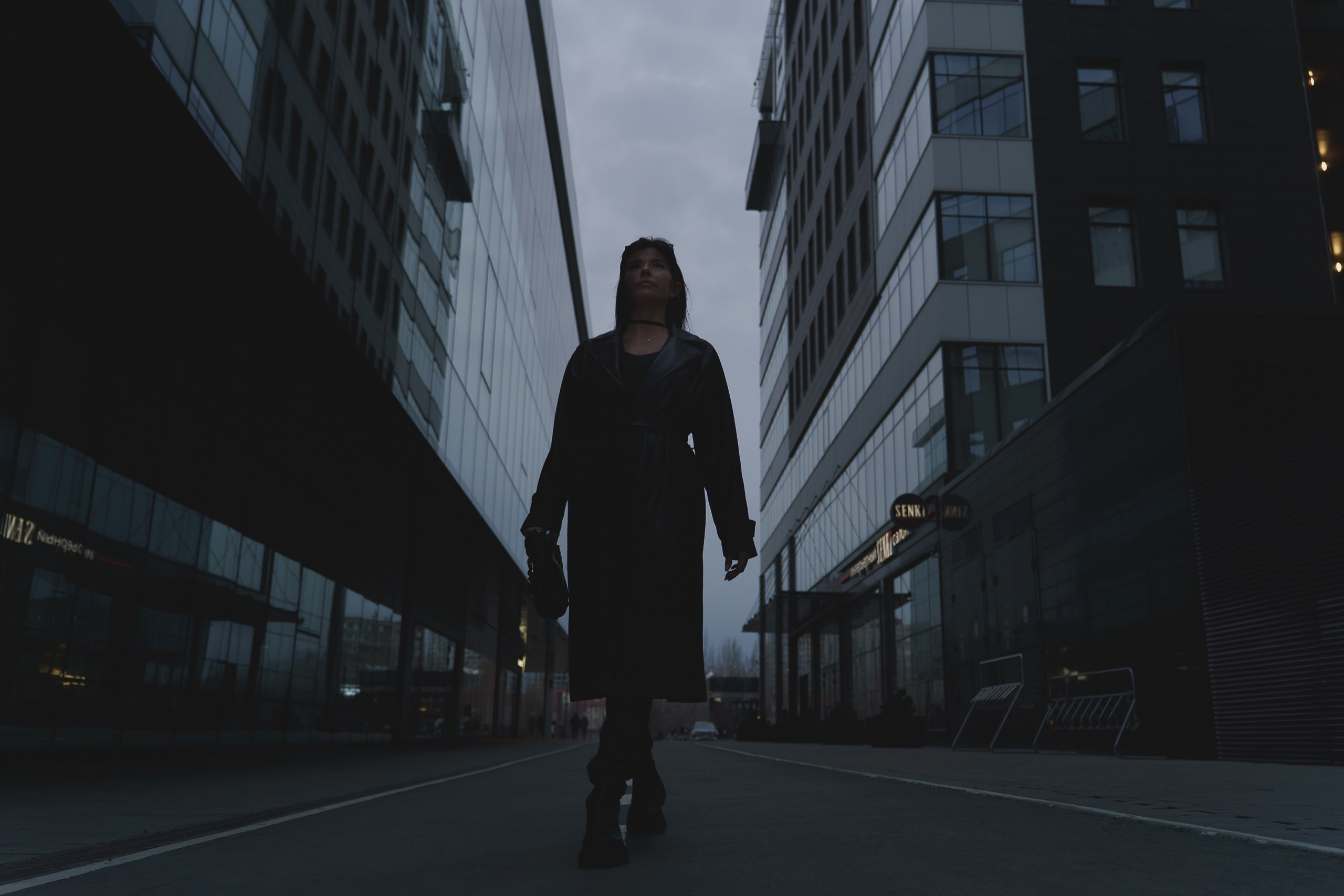 Портрет у ночного города: мягкий свет и городской фон