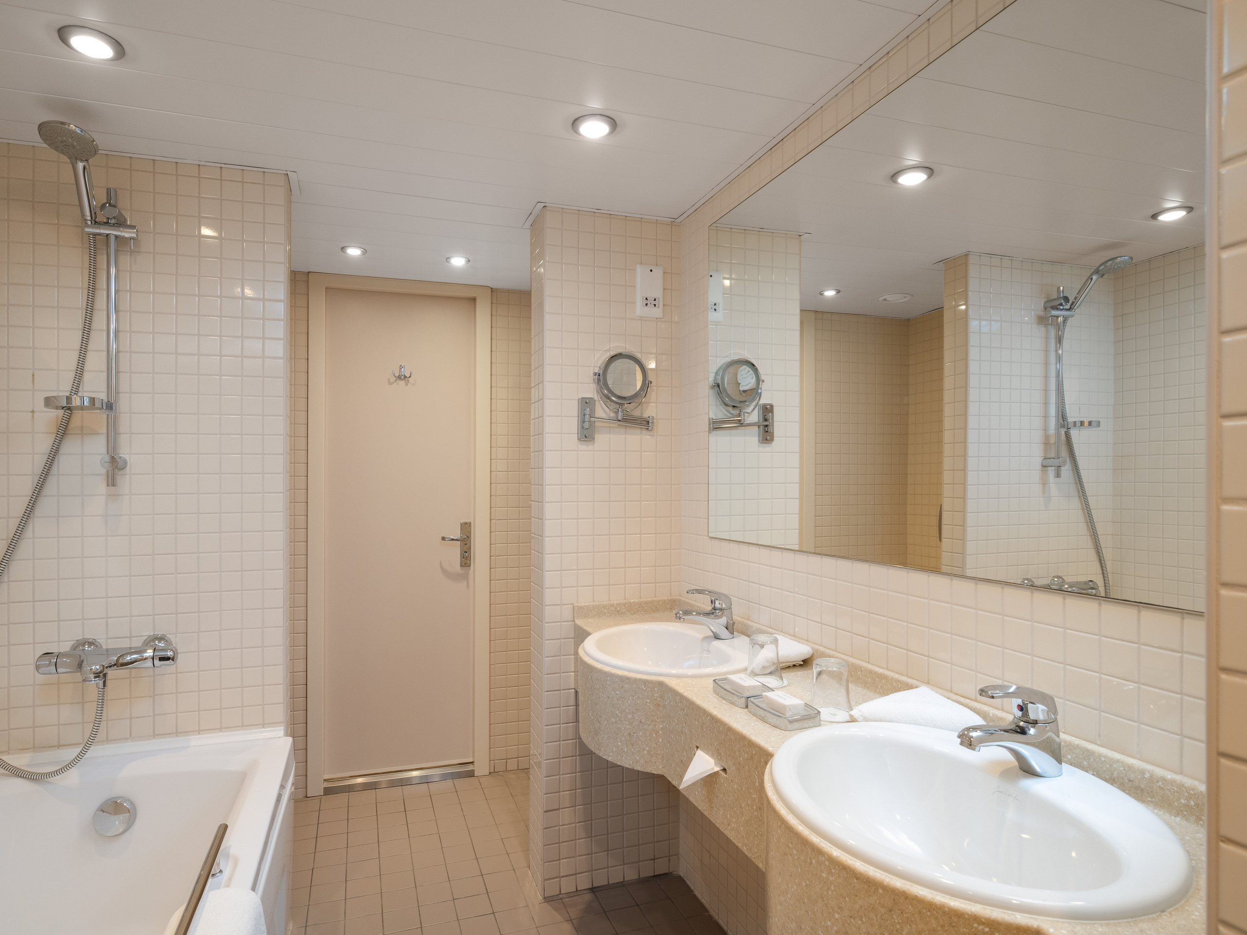 Теплоход «Викинг Трувор». Вячеслав Лазарев фотографирую интерьеры