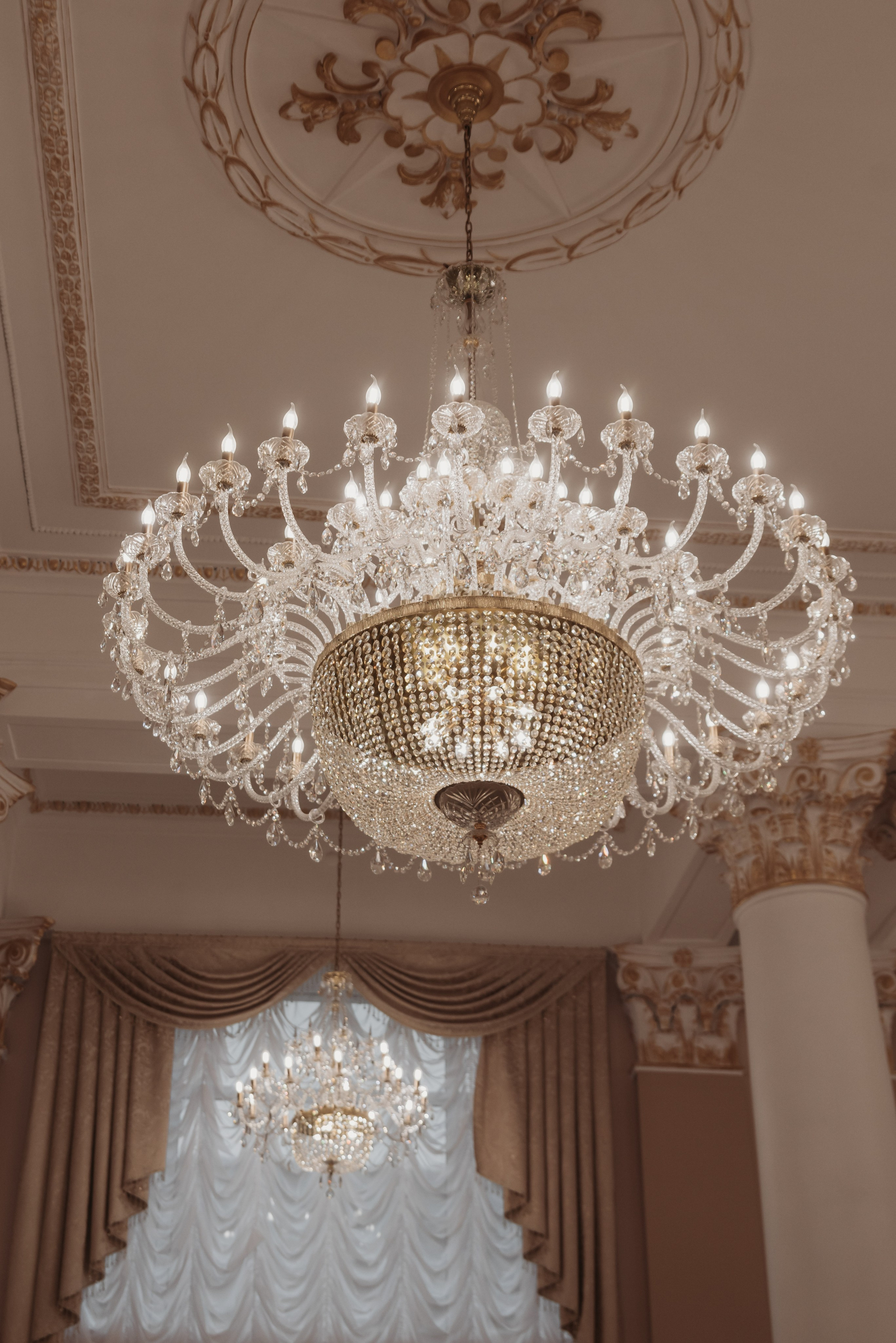 Свадебная фотосессия в Твери и Москве свадебная фотография люстры в тверском загсе