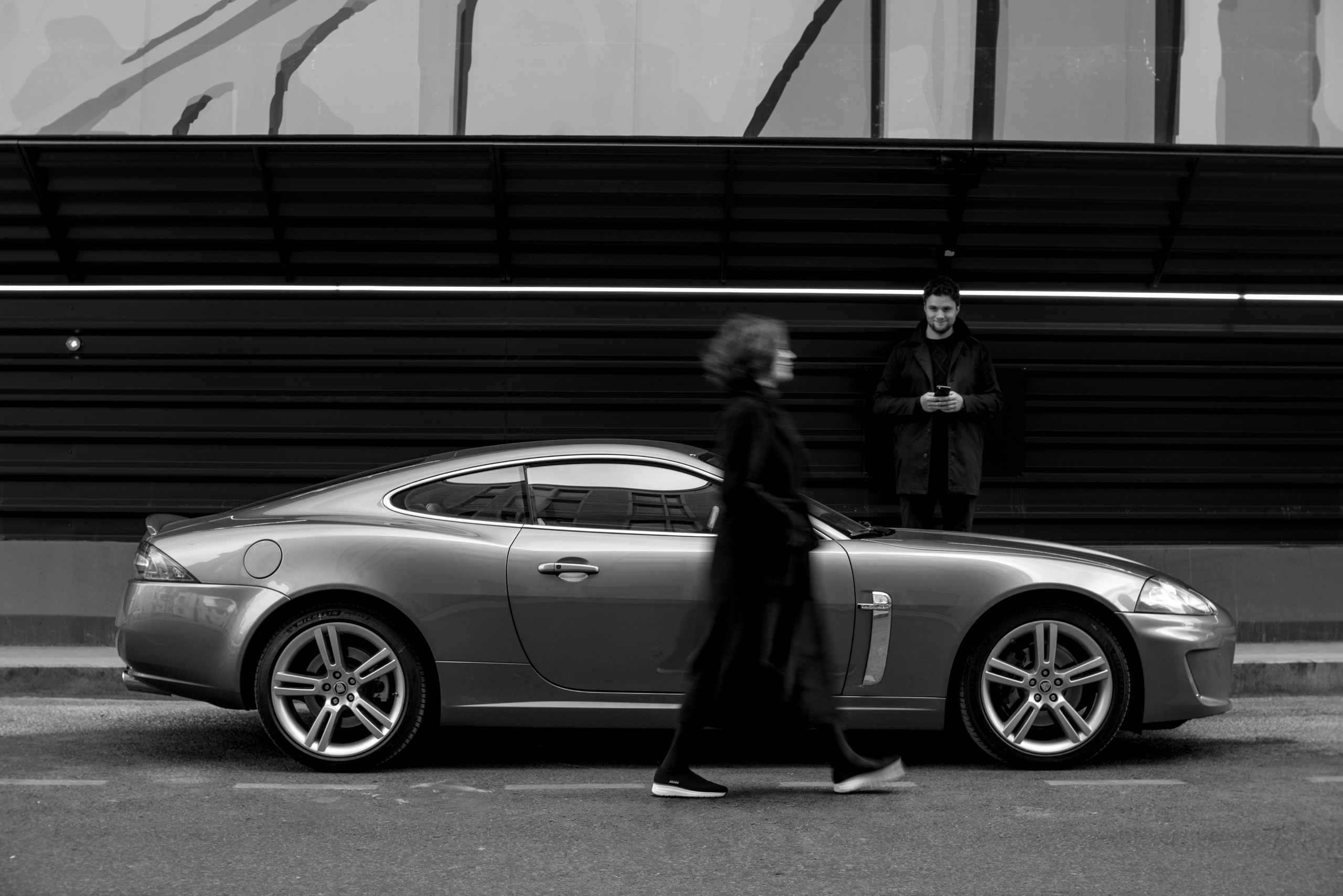 Парень с девушкой фотографируются в центре Москвы. Жуков Илья  свадебный фотограф в Москве