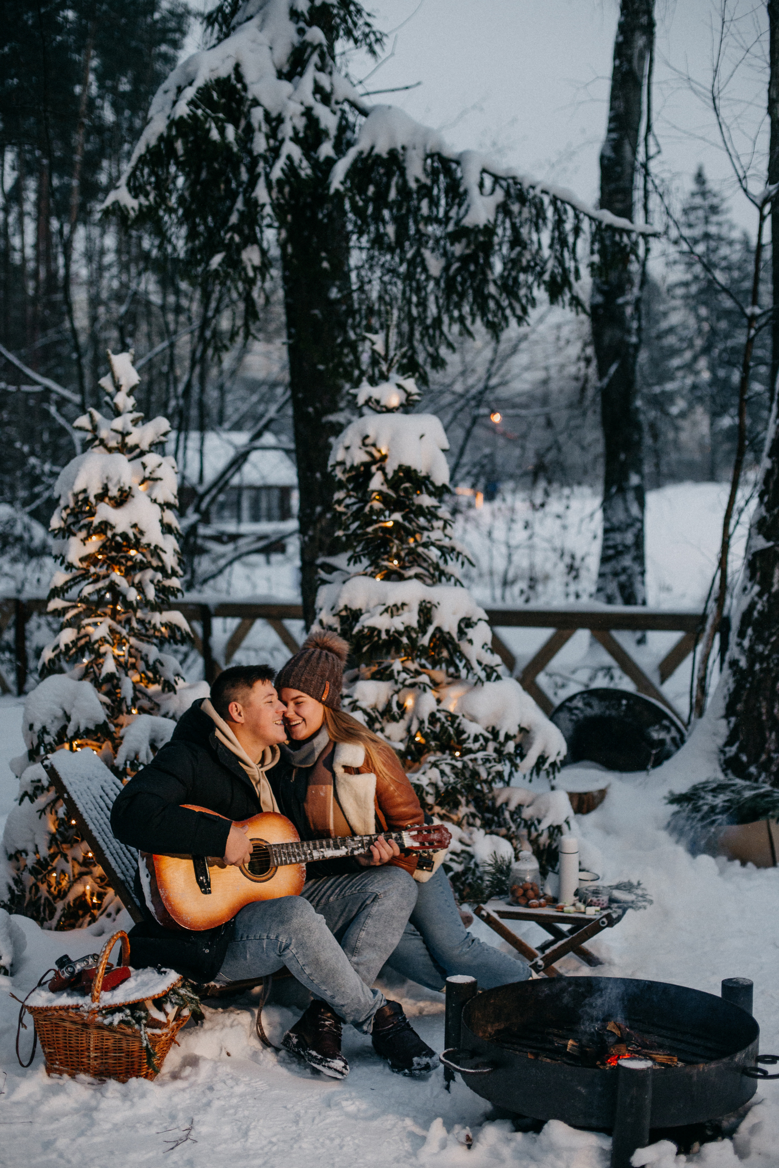 зимняя фотосессия Москва, Новогодняя фотосессия, зимняя love-story, фотограф в Москве, любовь в кадре, фотосессия в лесу зимой, свадебный фотограф Москве, фото у костра, зимняя фотосессия на природе, пикник в лесу, пикник зимой 
