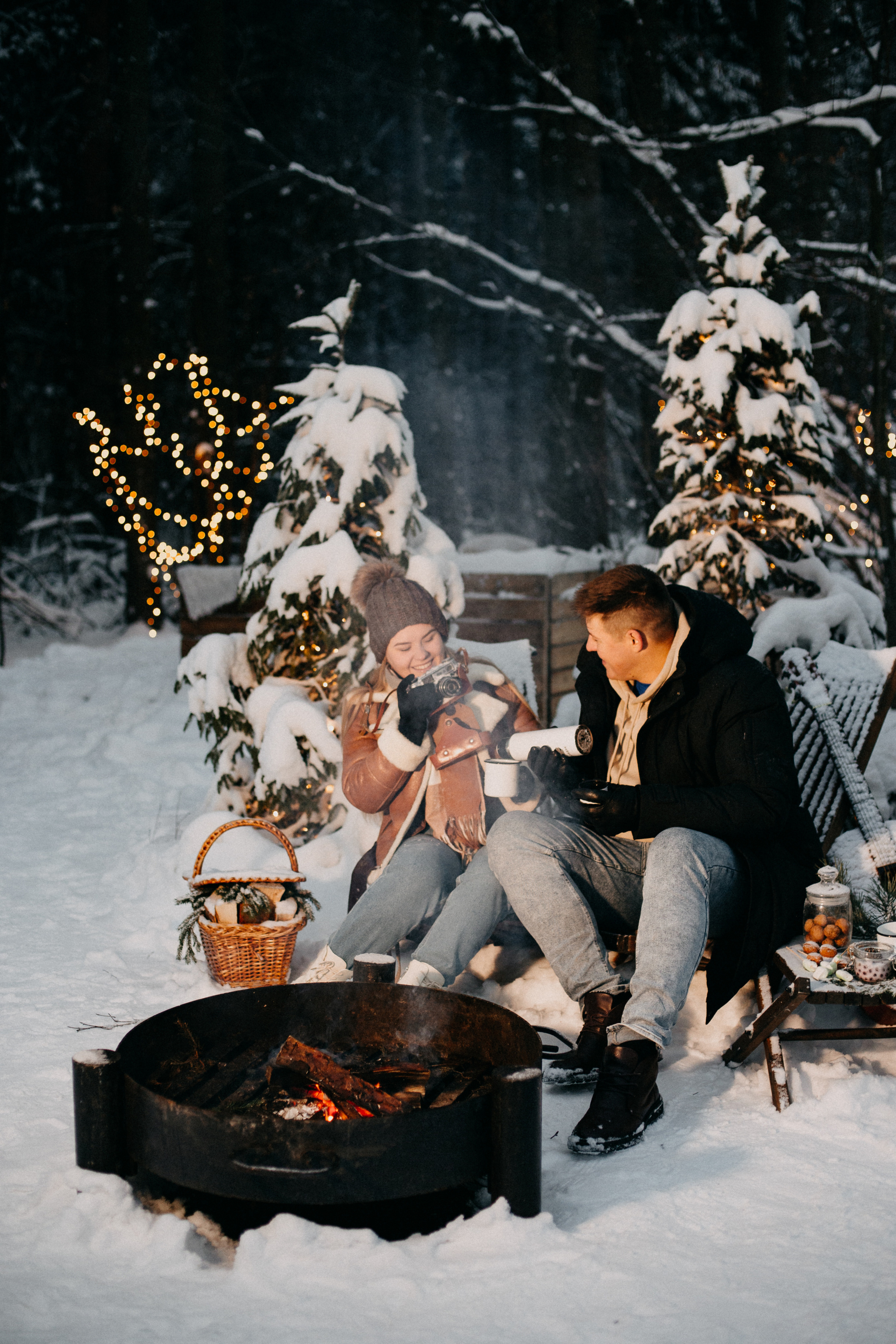 зимняя фотосессия Москва, Новогодняя фотосессия, зимняя love-story, фотограф в Москве, любовь в кадре, фотосессия в лесу зимой, свадебный фотограф Москве, фото у костра, зимняя фотосессия на природе, пикник в лесу, пикник зимой 