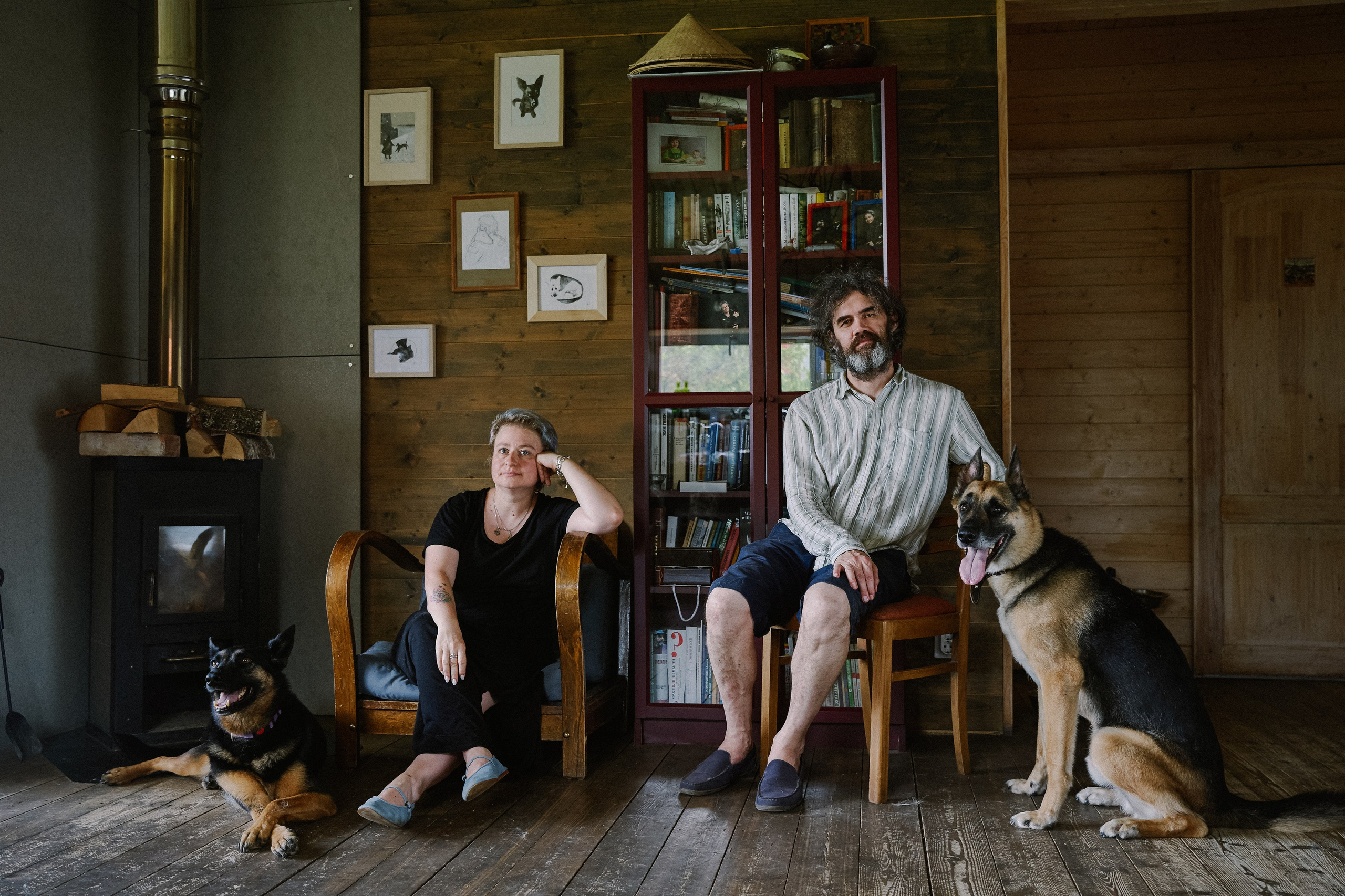 Алла, Иван, Ридус и Моника. Санкт-Петербург, 2024. До полутора лет Ридус жил с выпускницей детского дома, страдавшей алкогольной зависимостью, и, по её словам, питался тем, что находил на полу. Девушку отправили на реабилитацию, а Ридуса взяла на передержку Алла с целью быстро найти ему дом. Ридус оказался совершенно диким псом и за еду был готов убивать. О том, как проходила социализация Ридуса, Алла написала книгу. Спустя 5 лет Ридус — яркий пример рубрики «до» и «после». Но делиться едой он всё ещё не готов