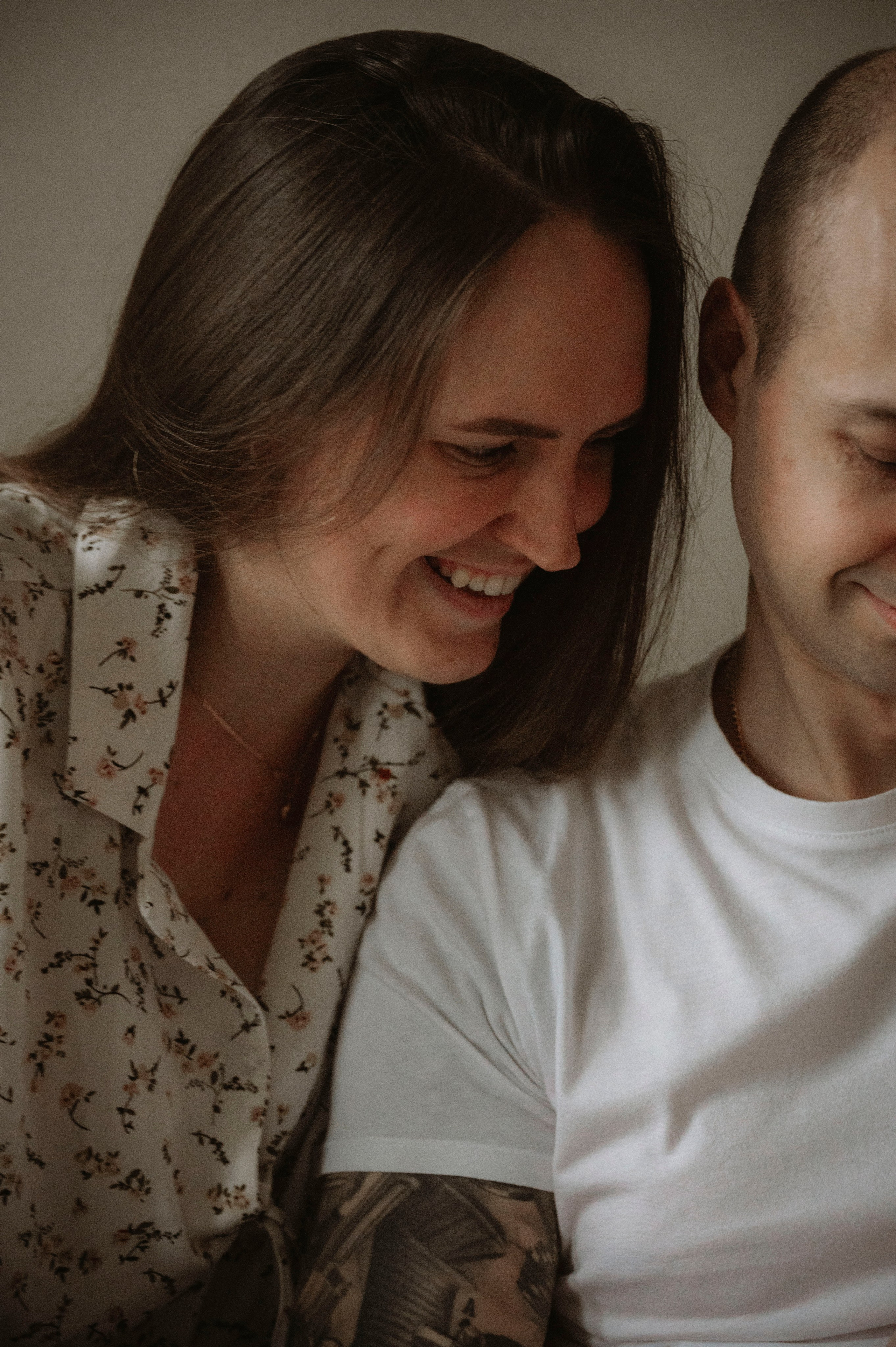 Семейная домашняя фотосессия. Профессиональный фотограф беременности в СПБ. Стильные фотосессии беременности в стиле минимализм и классическая фотография