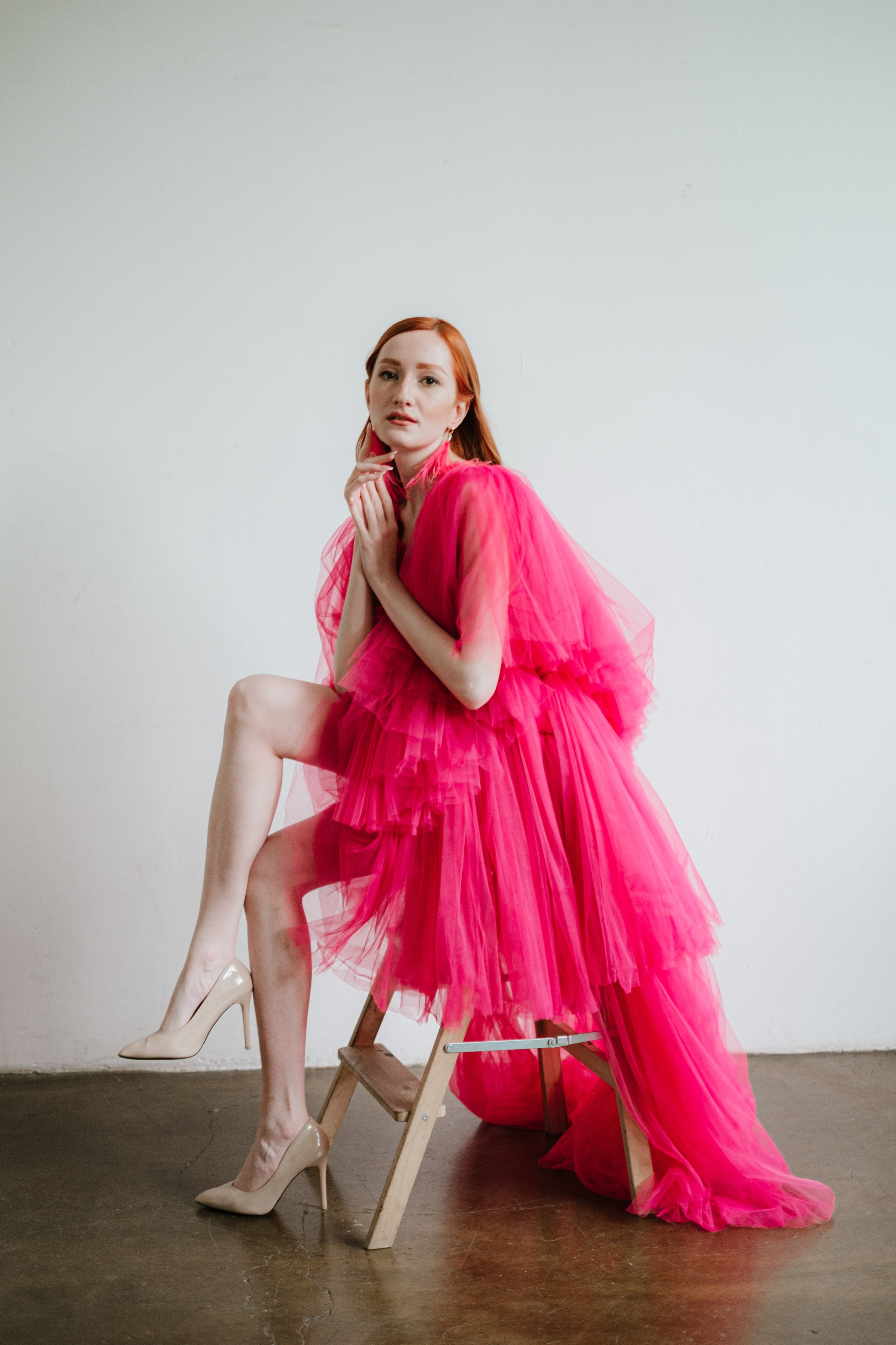 Студийная фотосессия в Москве, с красивым платьем цвета фуксии