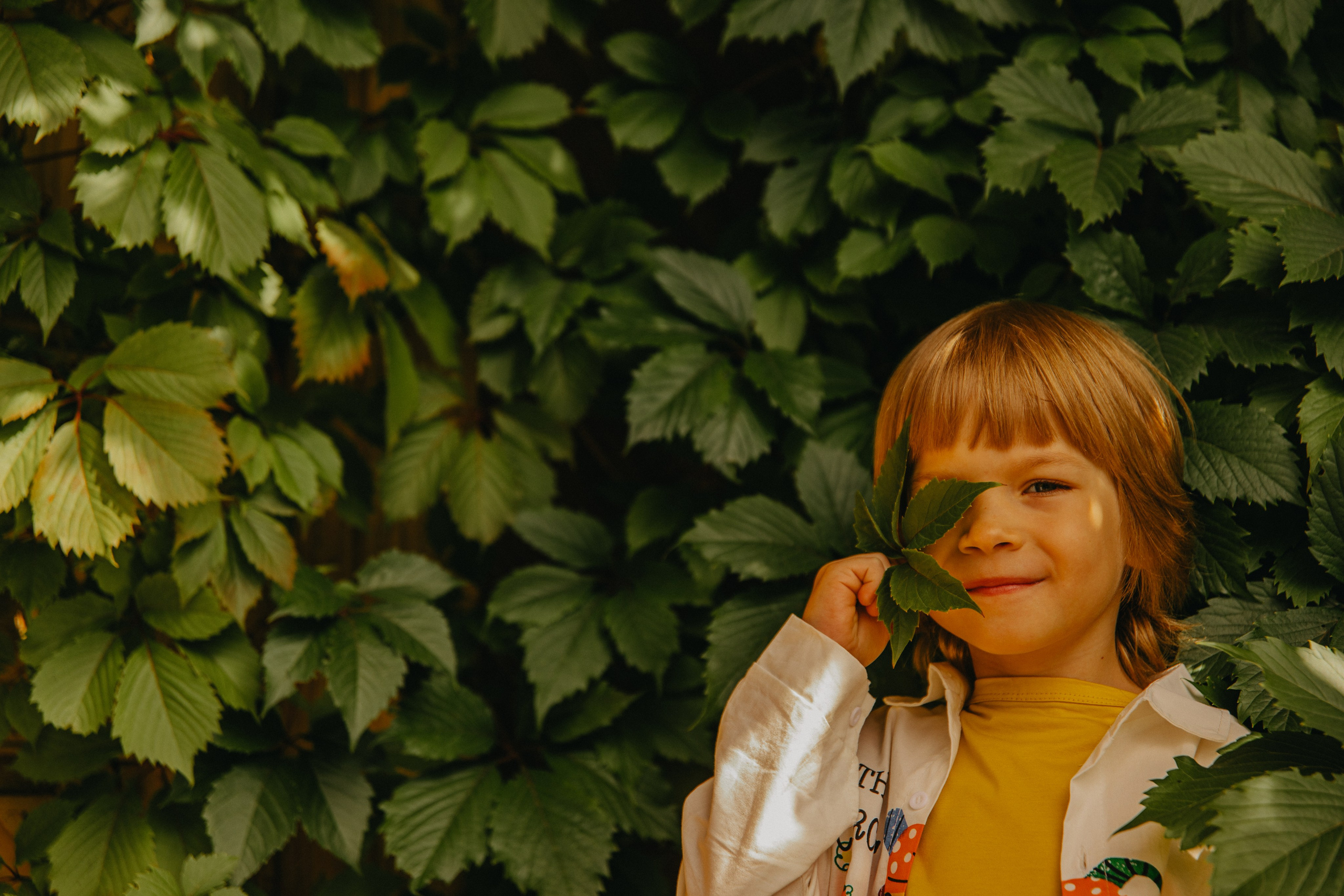 Мама с сыном смотрят на Дом Художников — Рыбинск, август, прогулка