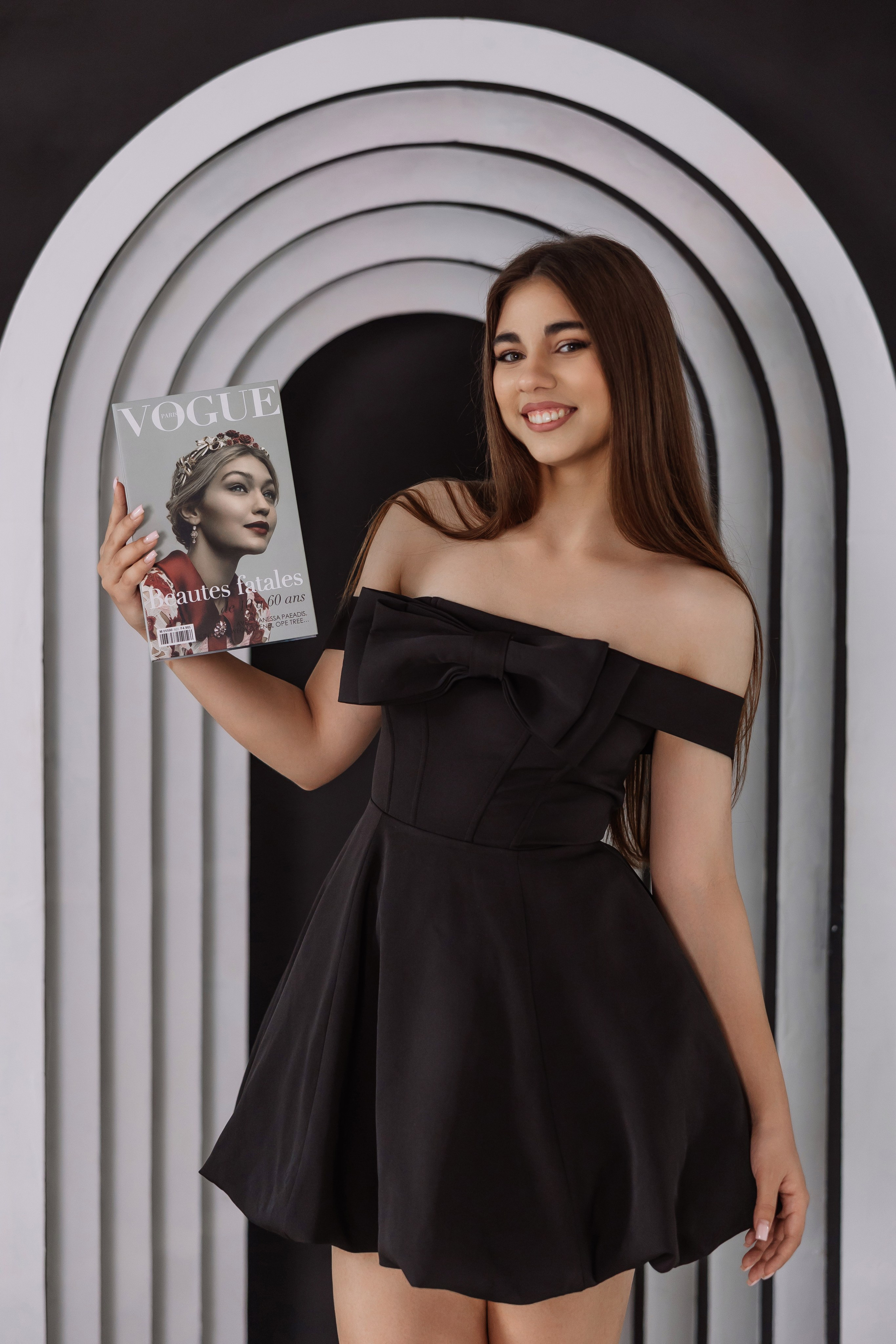 Гламурная студийная фотосессия — девушка в черном платье на контрастном фоне