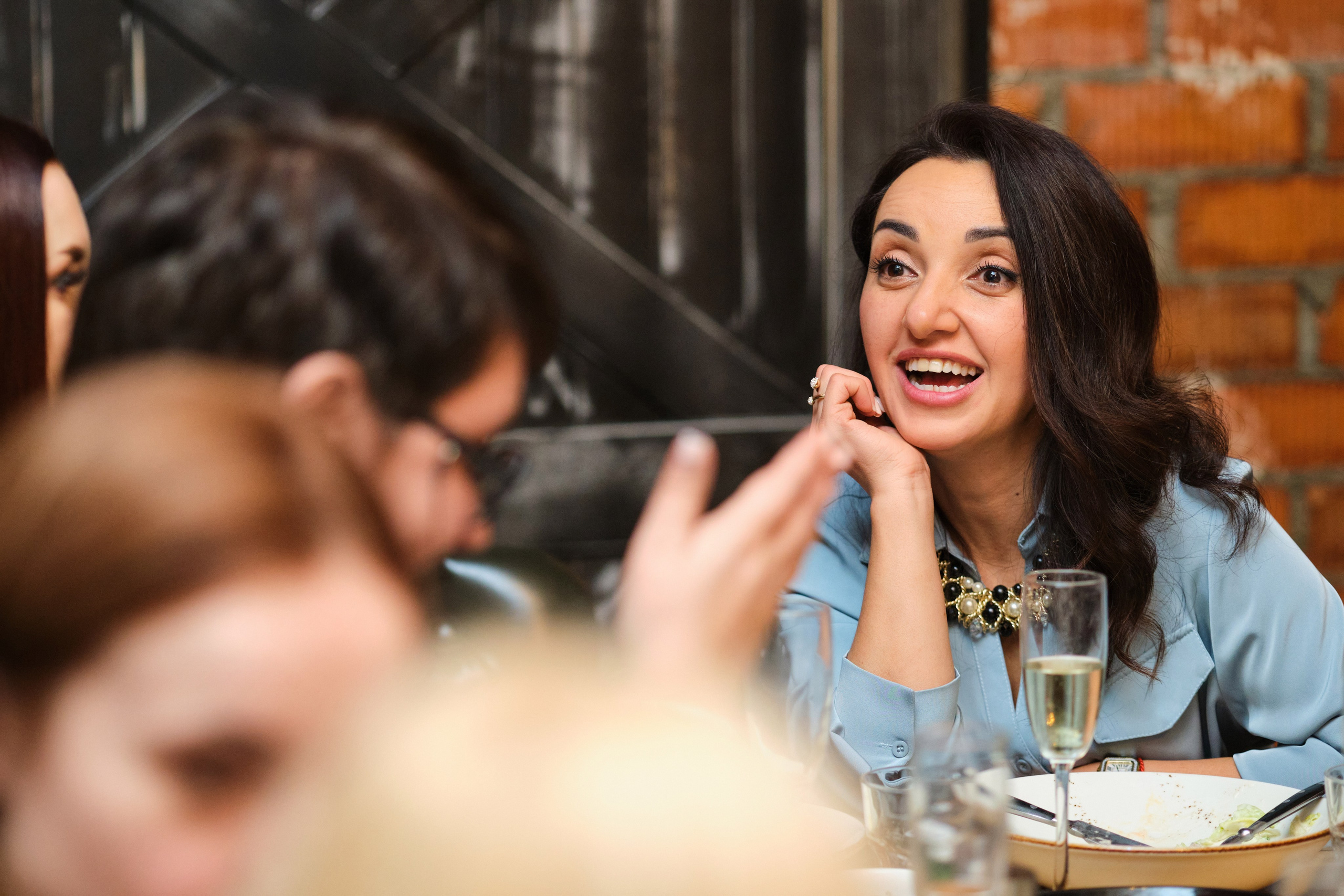 Фотосъёмка выпускного школы «Метатрикветра» в гастропабе «Особняк. Репортажный фотограф Дмитрий Литвинский. Минск, Беларусь, мир