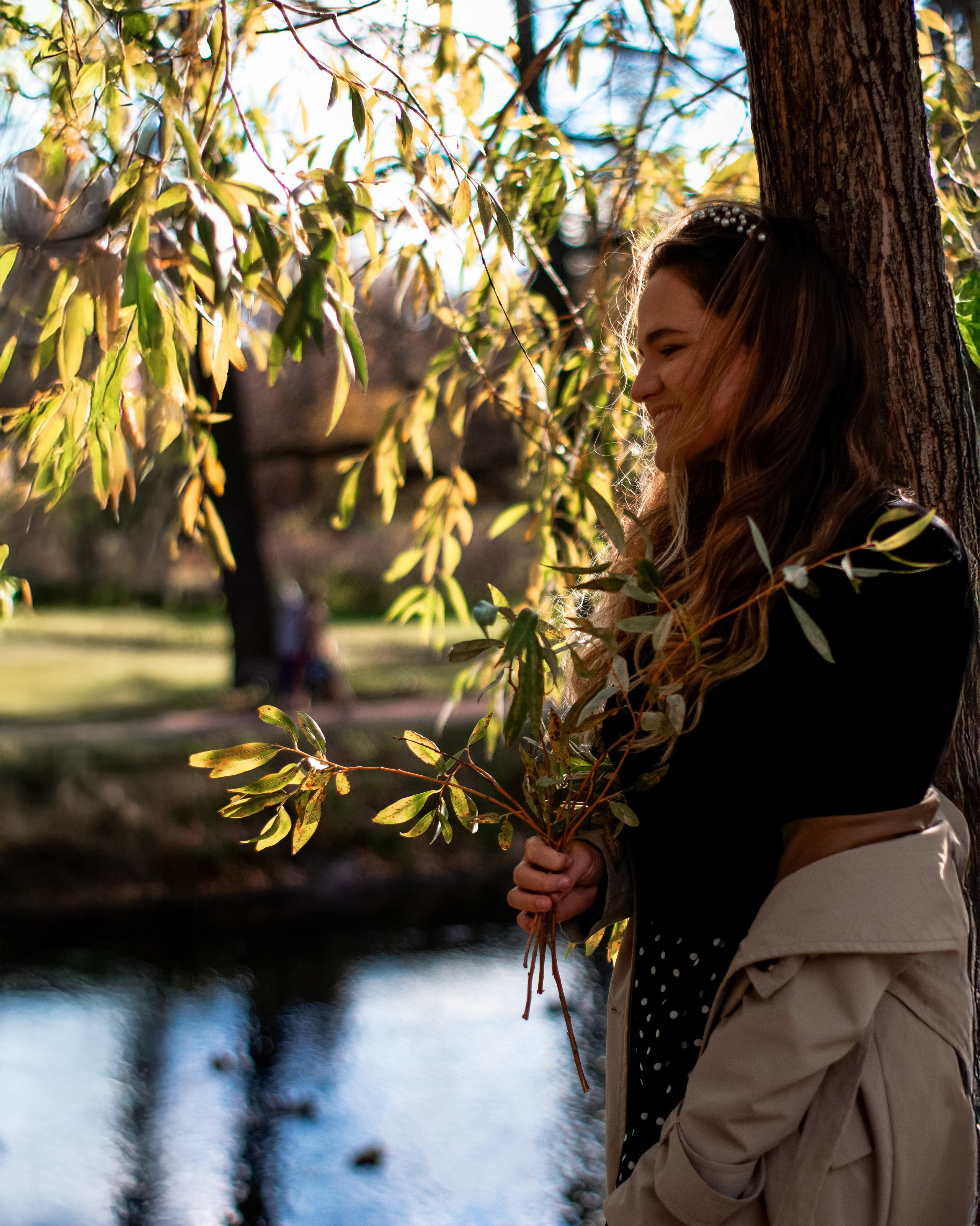 Осенняя фотосессия девушки у колонны в парке, фотограф Айси Клусова, обработка Айси Клусова