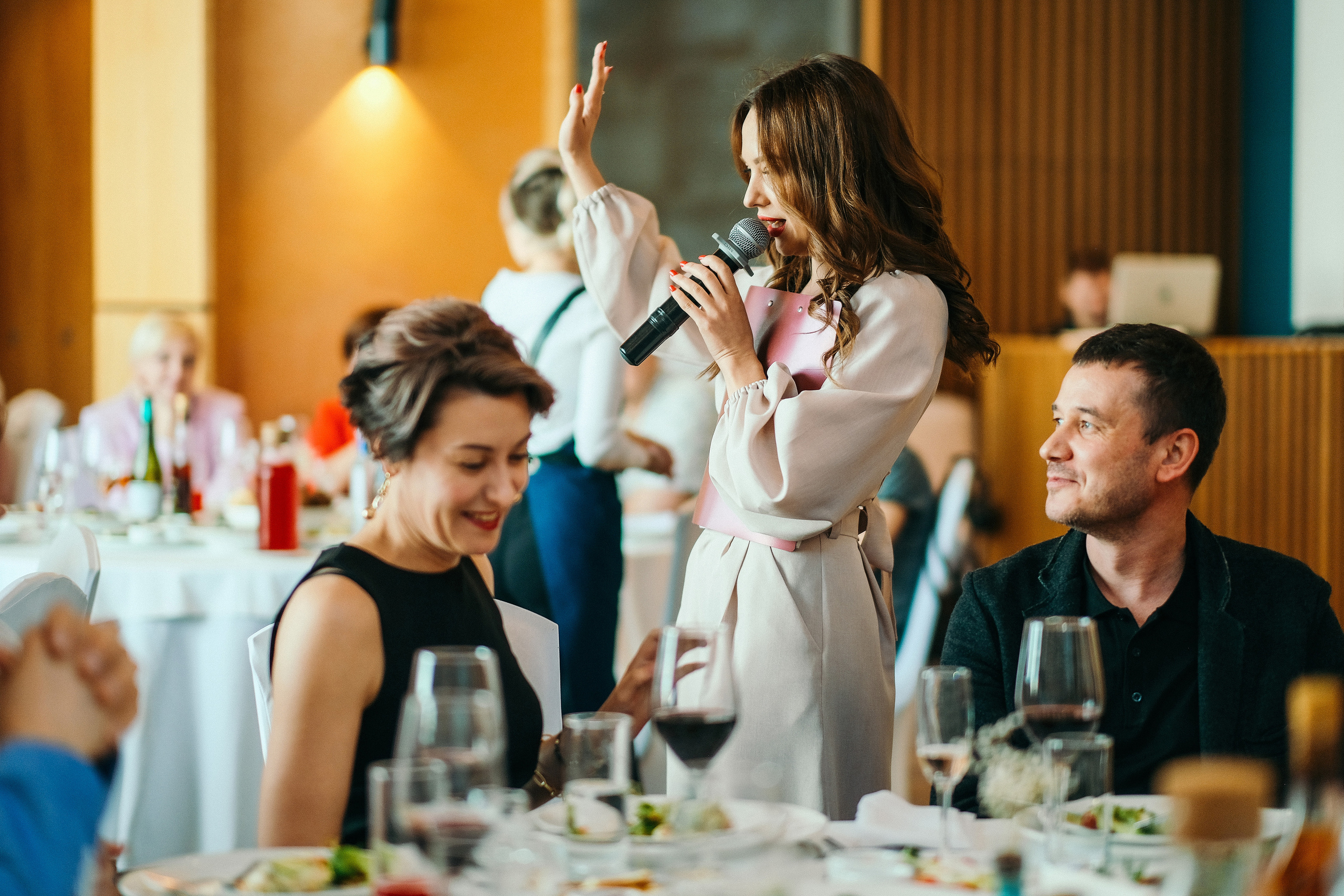 Вечер встречи выпускников 20 лет с окончания института 2002-2022 ресторан REKA. Свадебный и репортажной фотограф Денис Ожигин в Краснодаре и Краснодарском крае