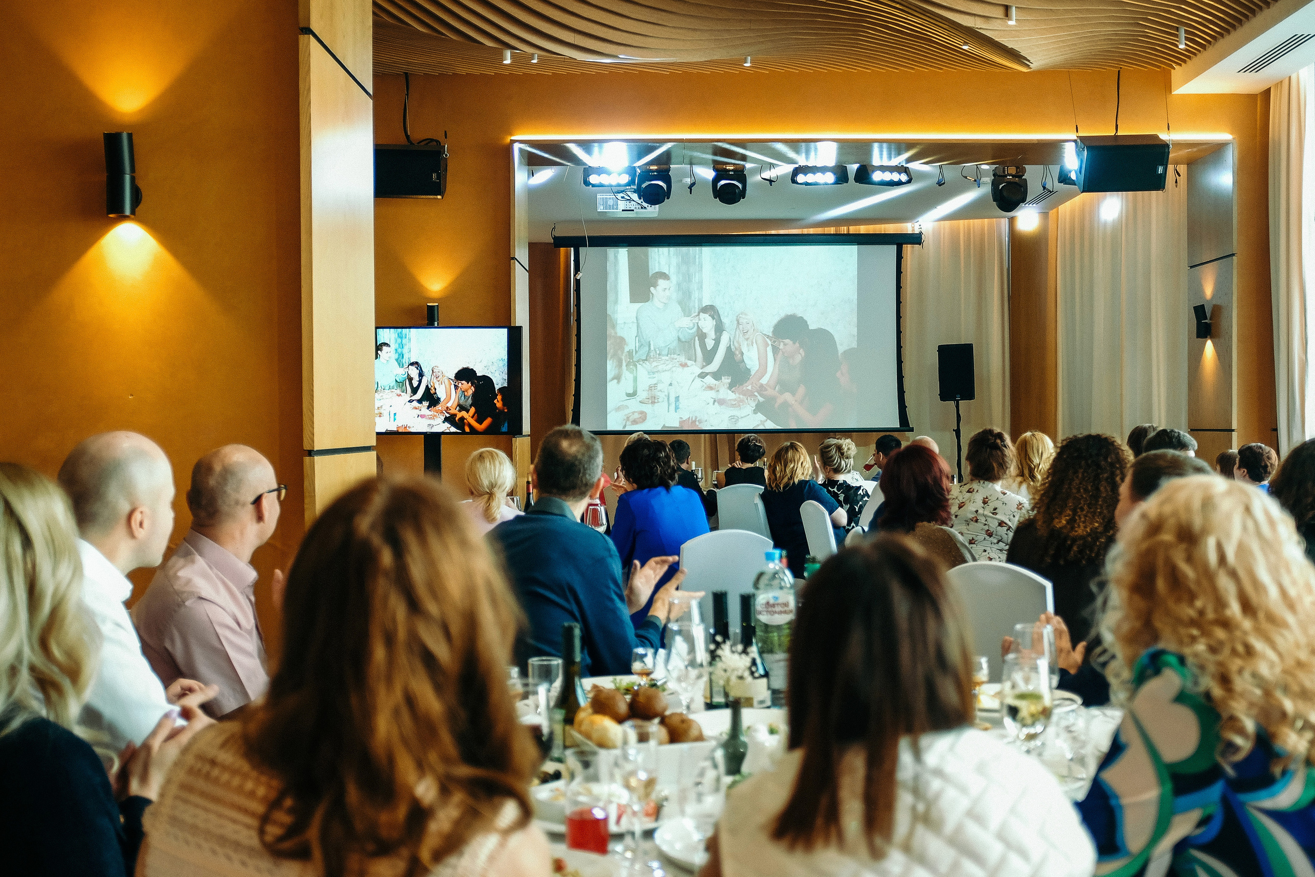 Вечер встречи выпускников 20 лет с окончания института 2002-2022 ресторан REKA. Свадебный и репортажной фотограф Денис Ожигин в Краснодаре и Краснодарском крае