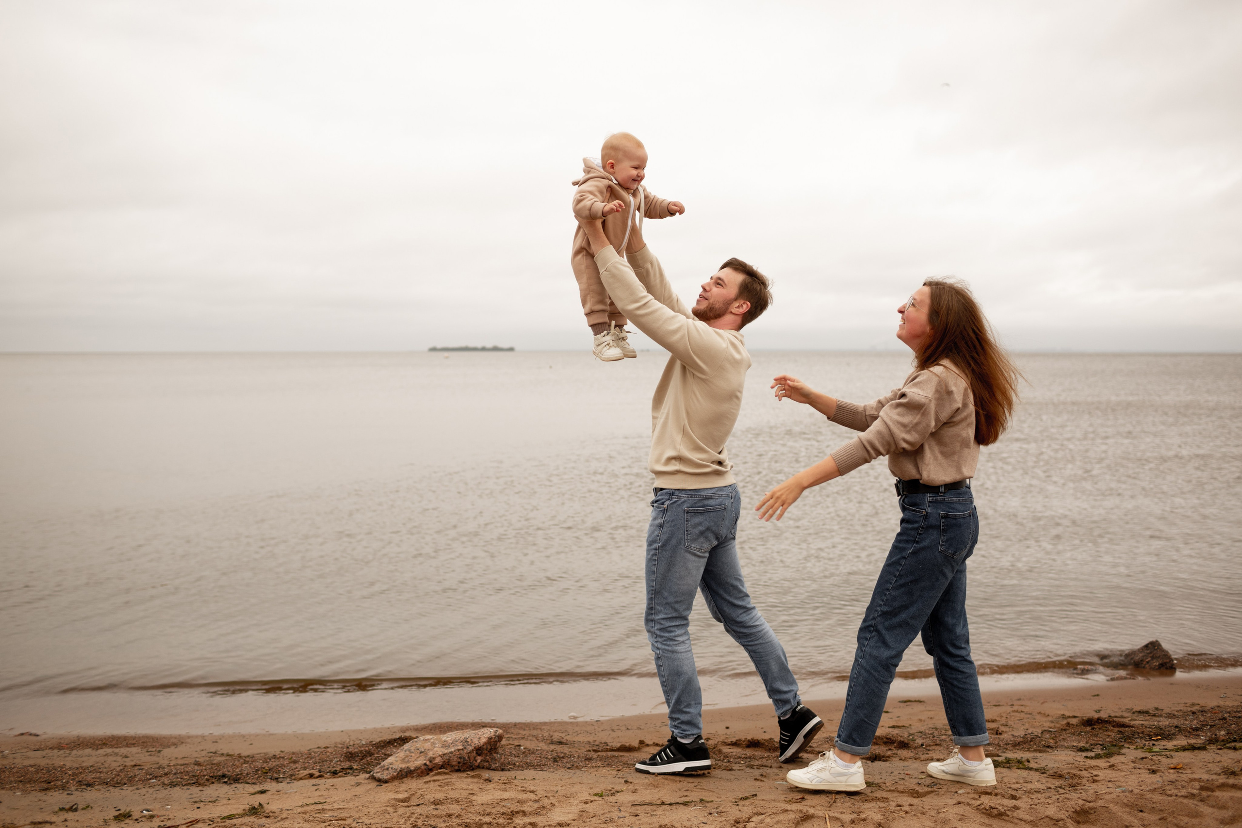 Семейная фотопрогулка на пляже. Свадебный фотограф Кирилл Белый