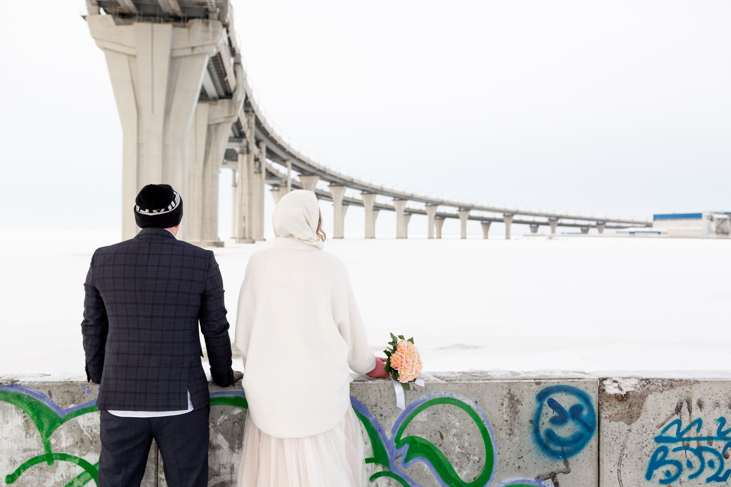 Фотосессия молодожёнов зимой в Санкт-Петербурге