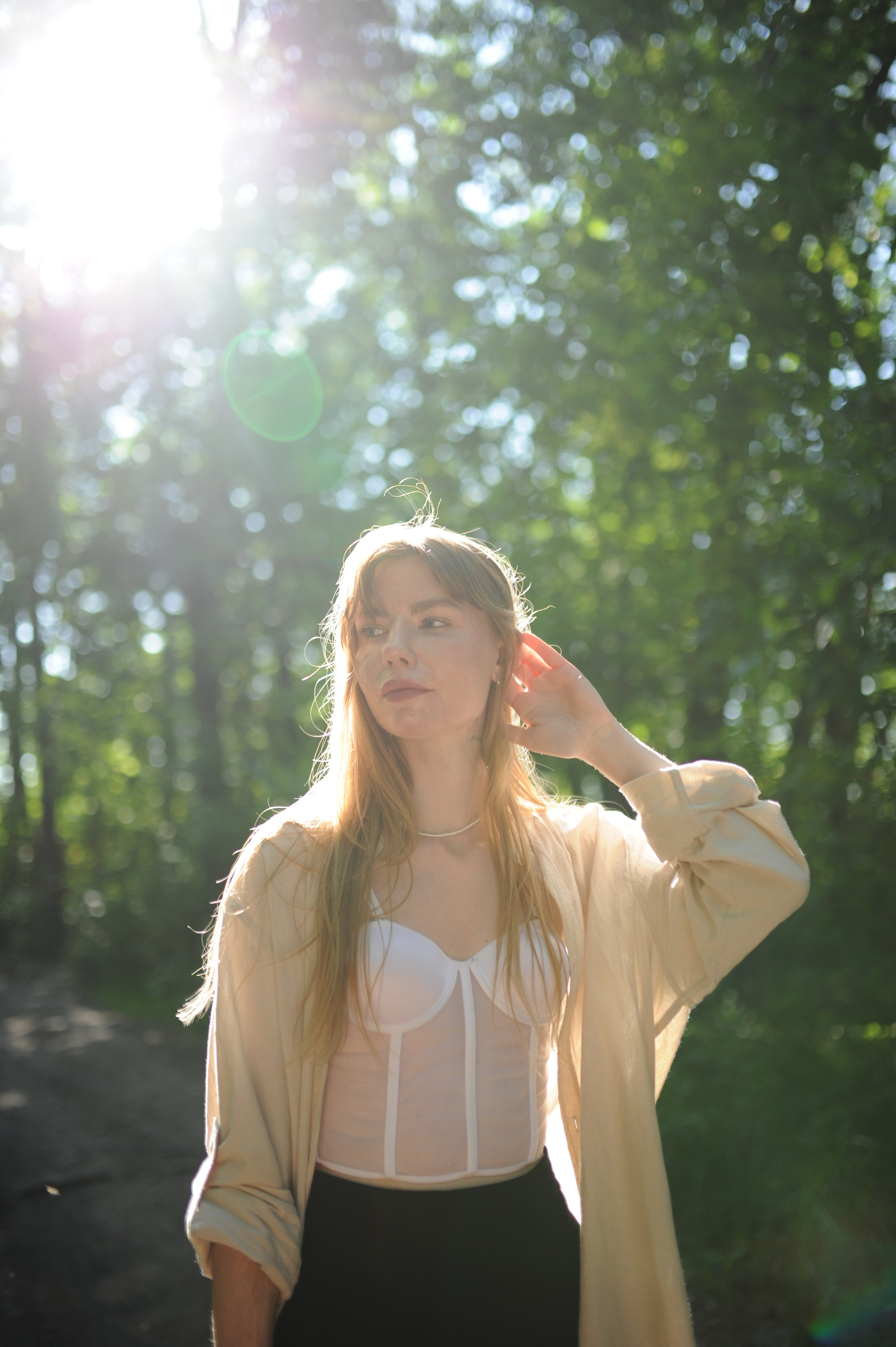 Индивидуальная съемка на природе в Гомеле: модель среди летних листьев