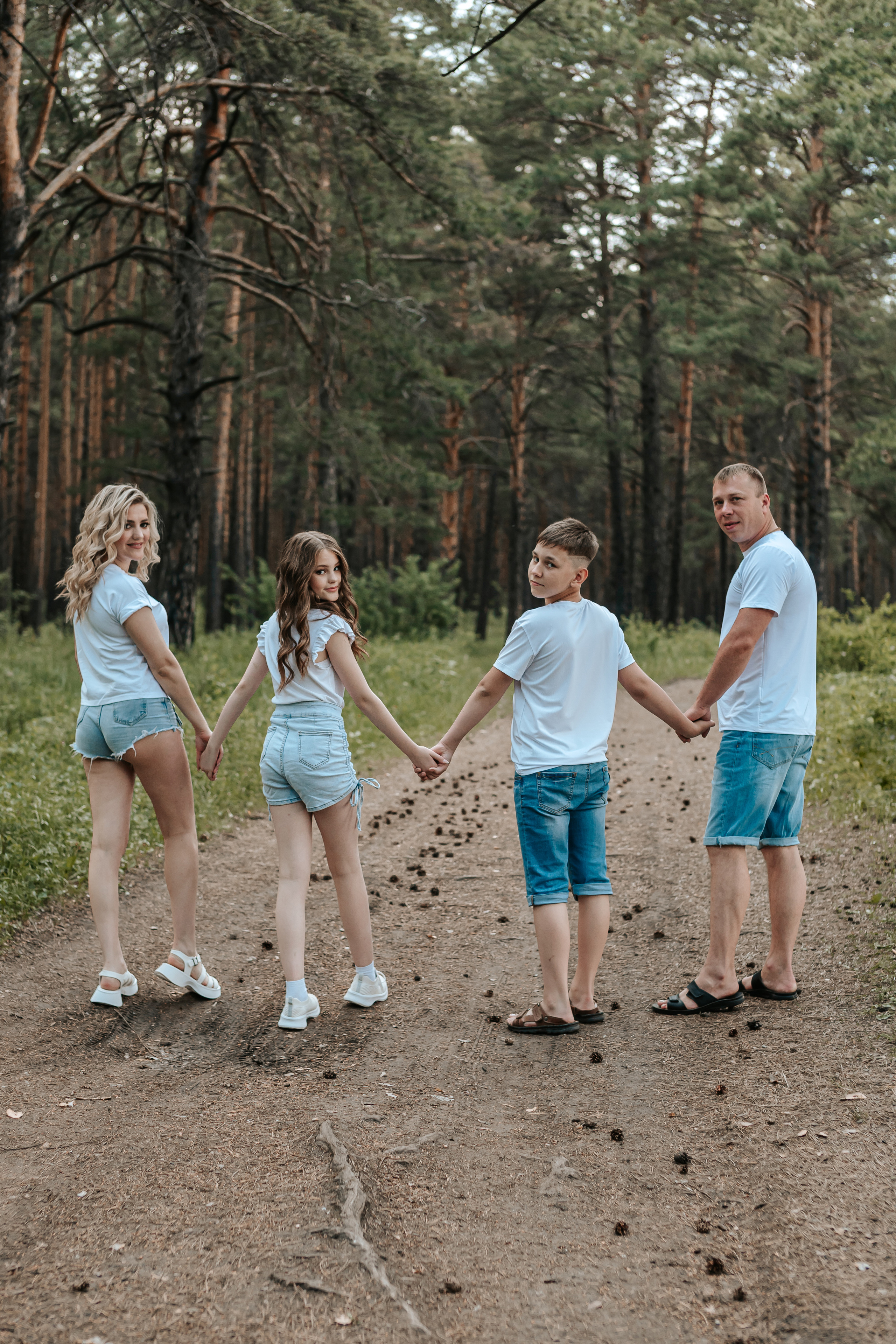 Женя, Алёна, Влад и Лера. Фотограф Arina Elatova