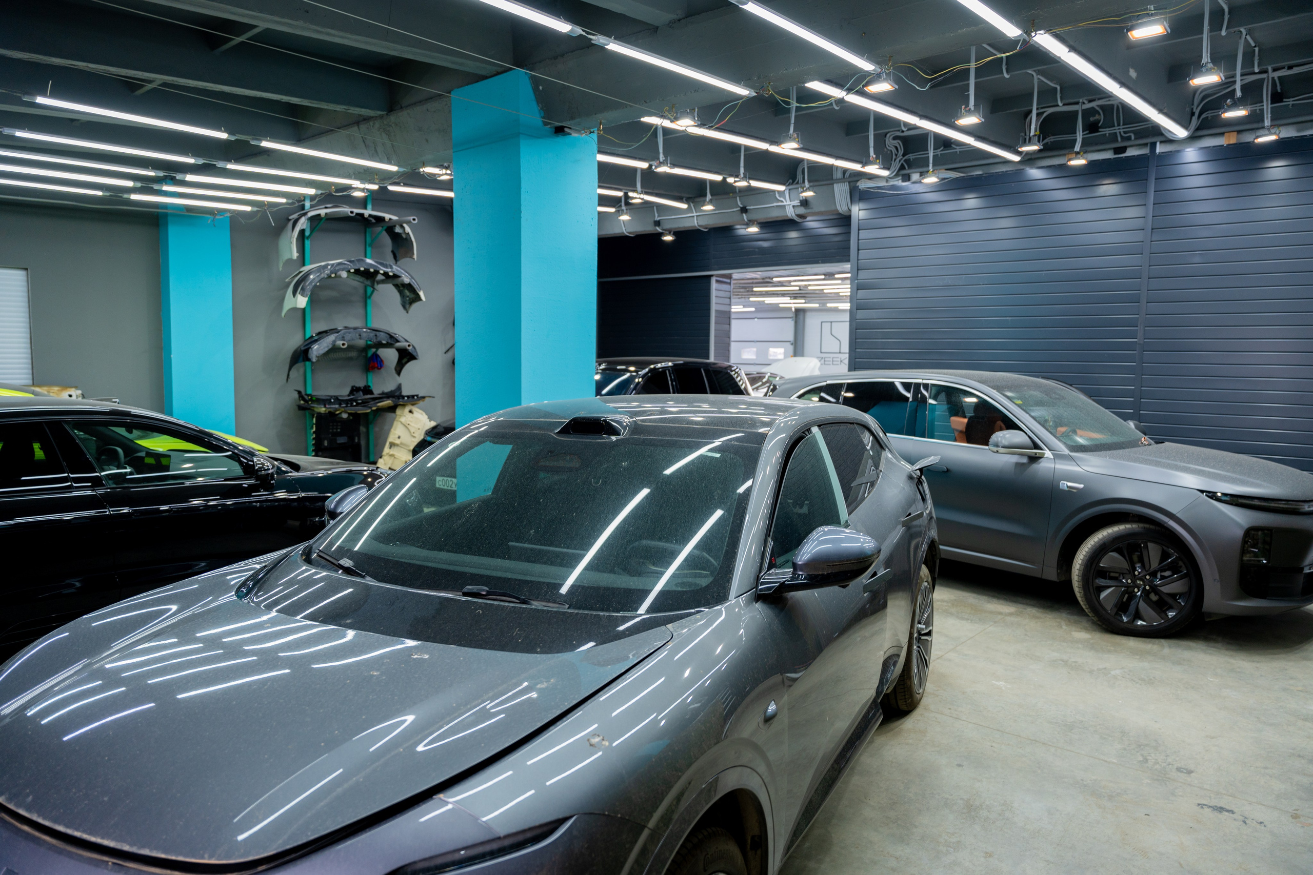 Интерьерная фотосъемка автосалона Elrus в Краснодаре. Zeekr, LiXiang Профессиональная фотосъемка интерьера премиум-автосалона в Краснодаре. Шедевры для Вас! Фотограф и Видеограф в Краснодаре Пахиев Руслан