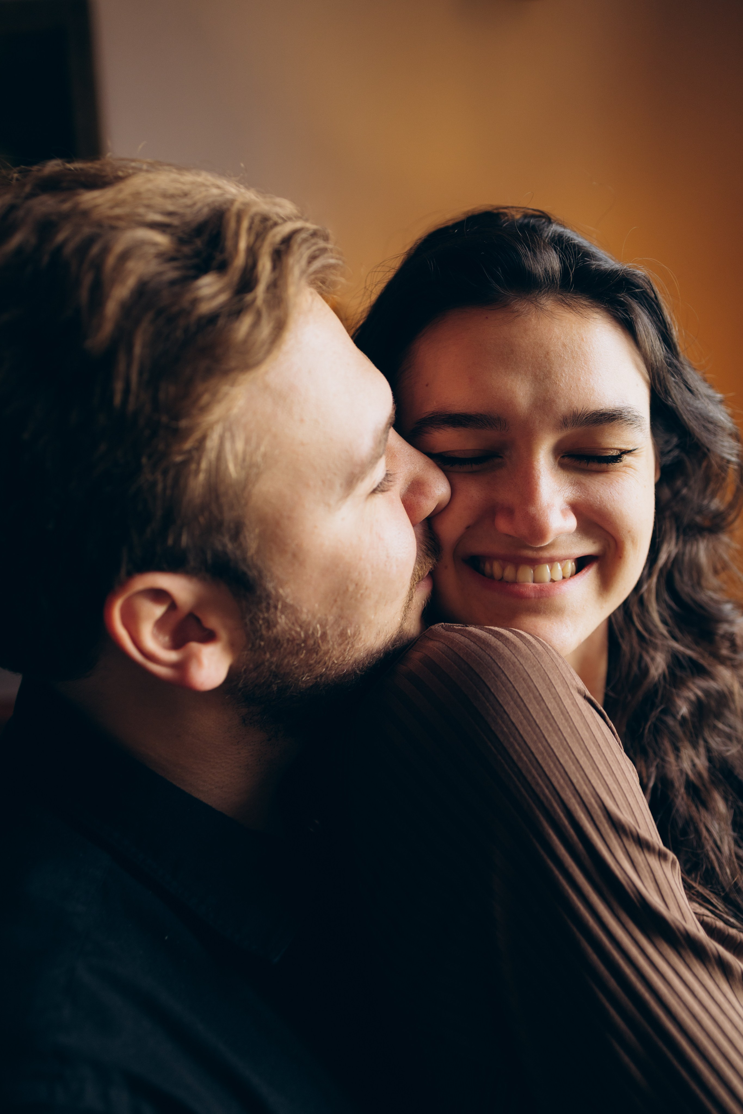 парень нежно целует свою девушку будущую невесту