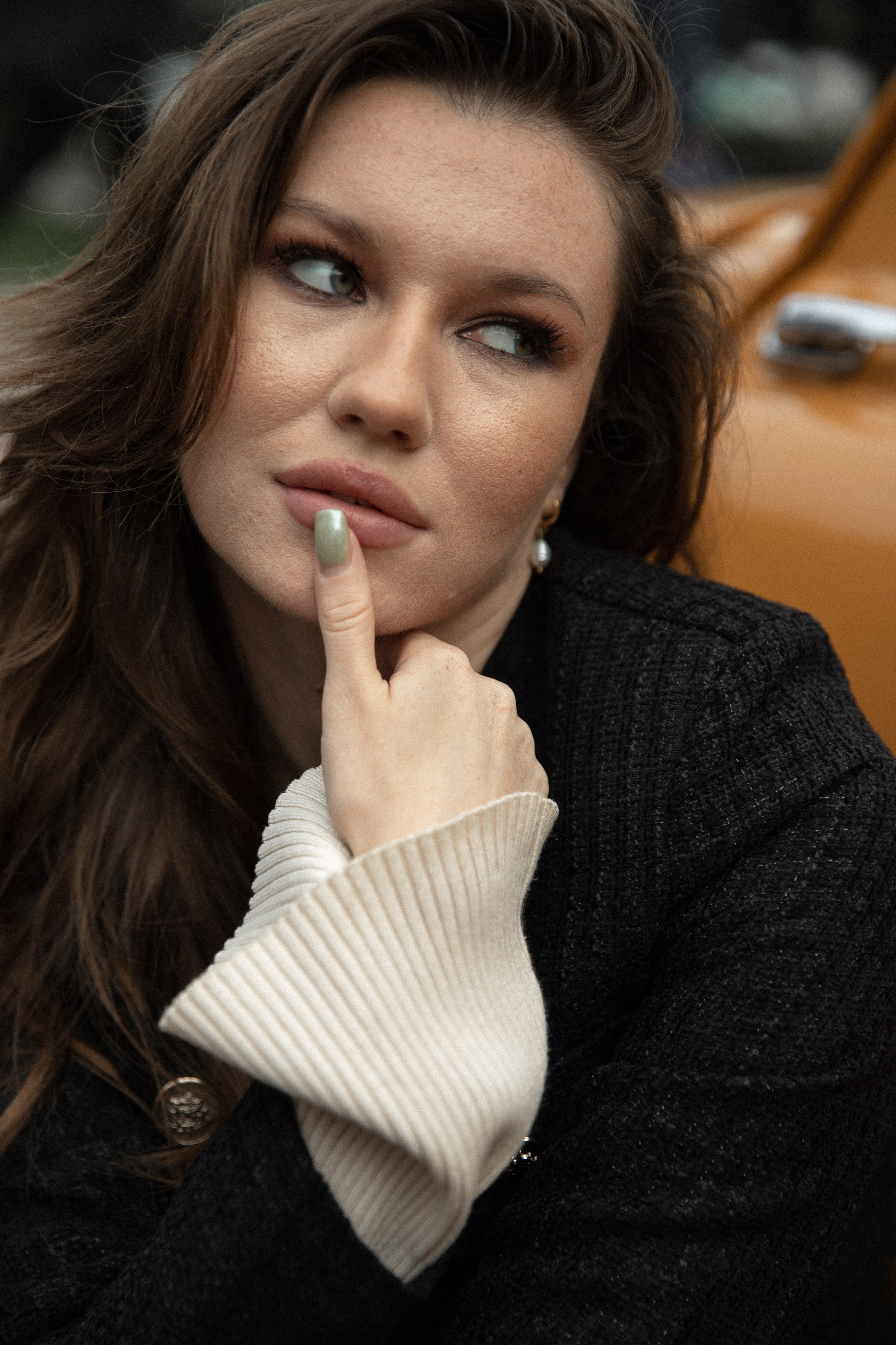 Женская фотосессия с ретро авто. Свадебный фотограф Бакрымова Валентина