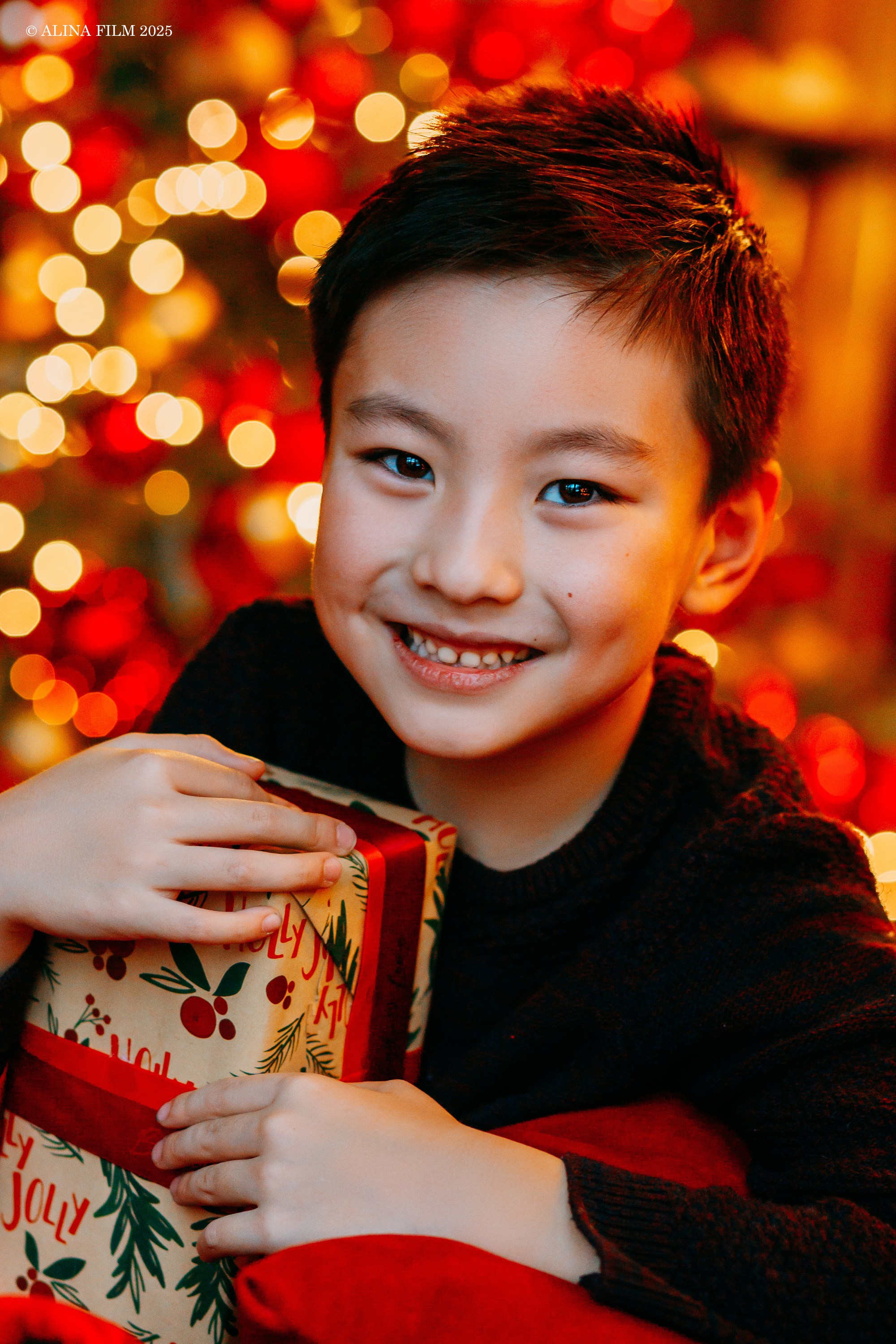 Новогодняя семейная фотосессия в темном зале. Фотограф в Санкт-Петербурге Alina Film
