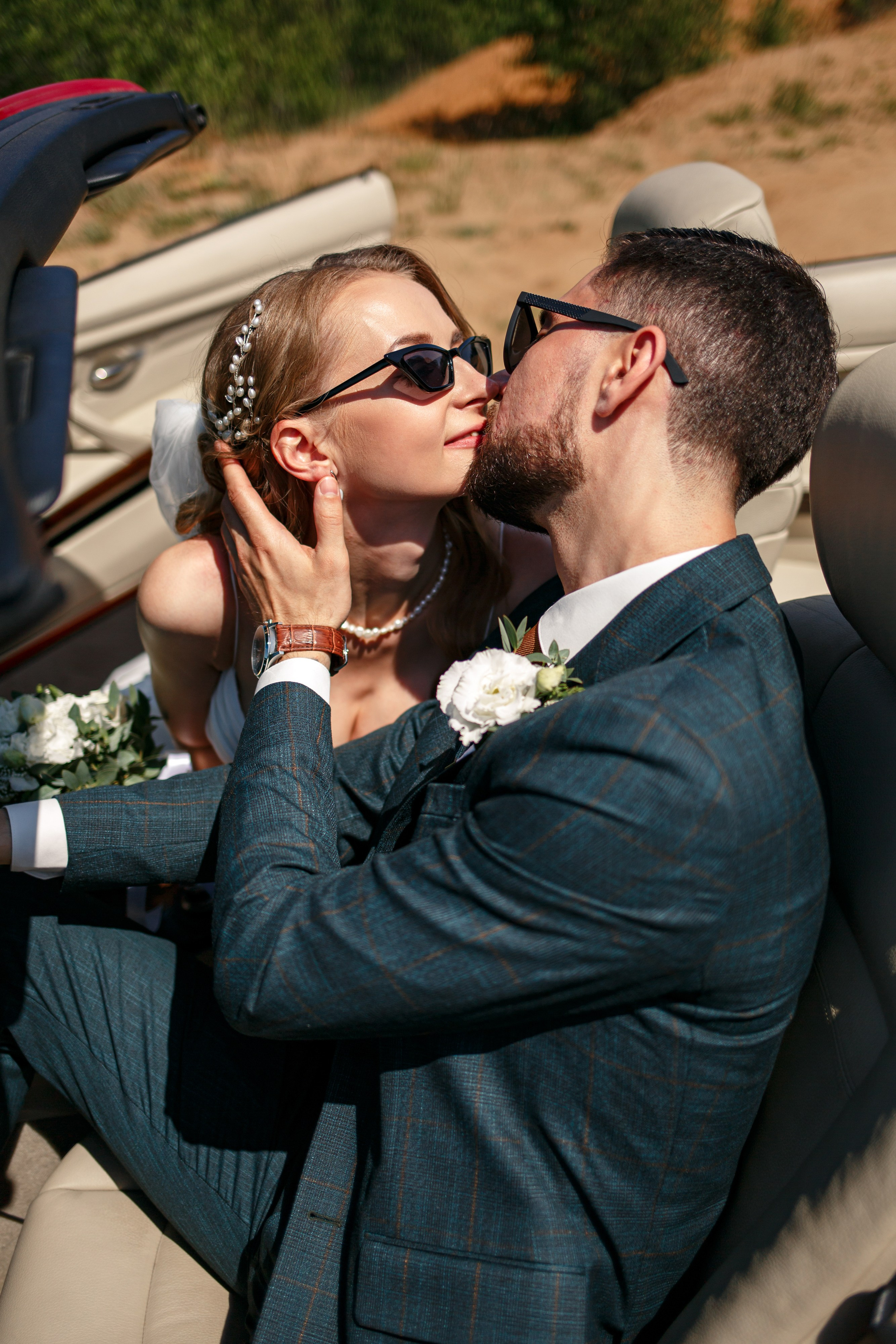 Свадебная фотосессия с кабриолетом и в загородном клубе Artiland. Свадебный фотограф Москва и МО Сергей Киржаев