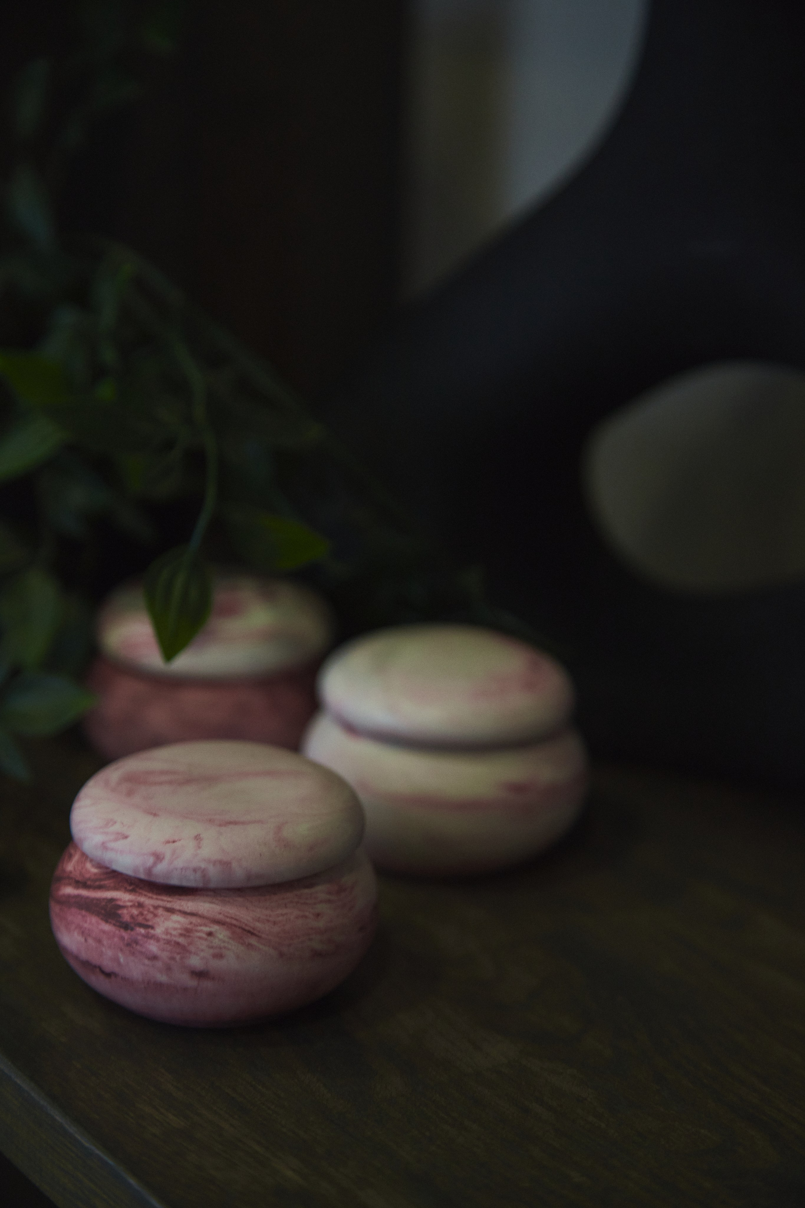 Каталожное фото для Ozon — свеча в розовом стакане ручной работы.